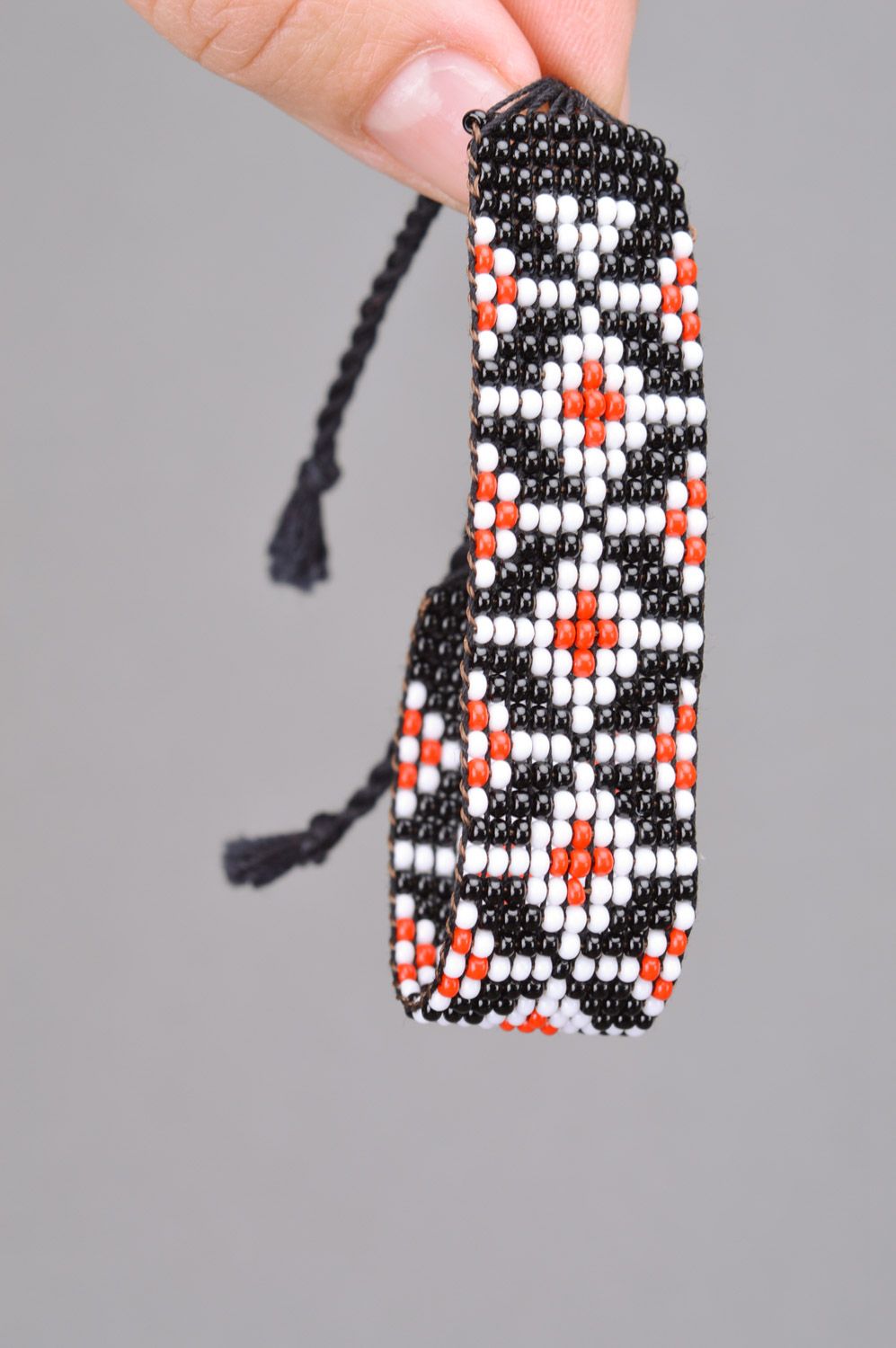 Bracelet en perles de rocaille étroit noir avec dessin taille réglable fait main photo 3