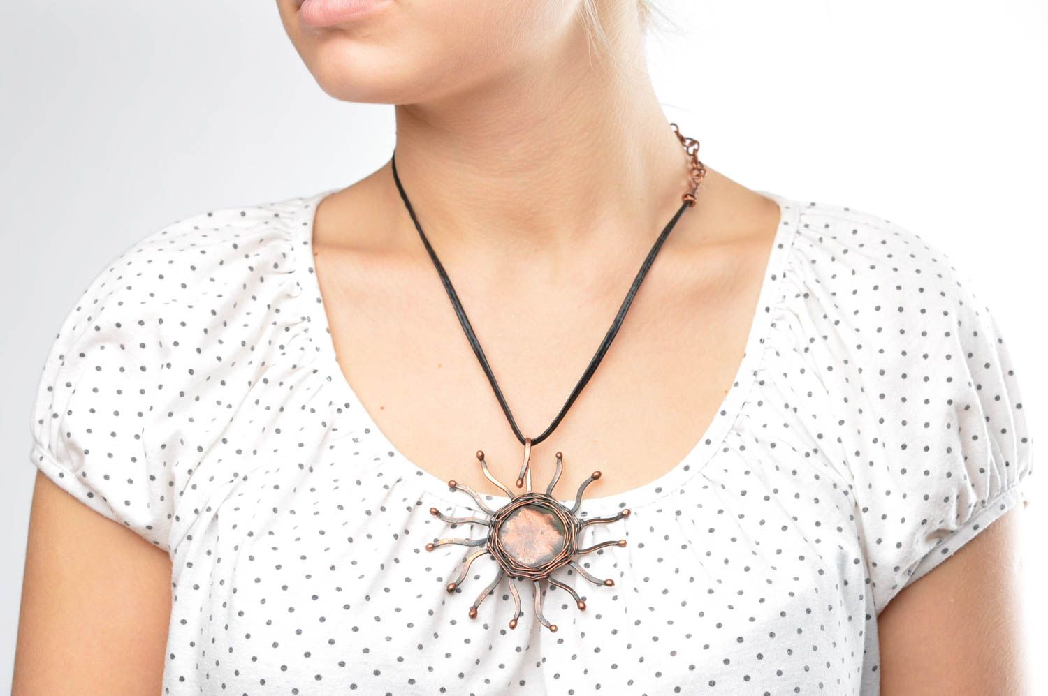 Авторское украшение ручной работы женский кулон украшение из меди на шнурке фото 2
