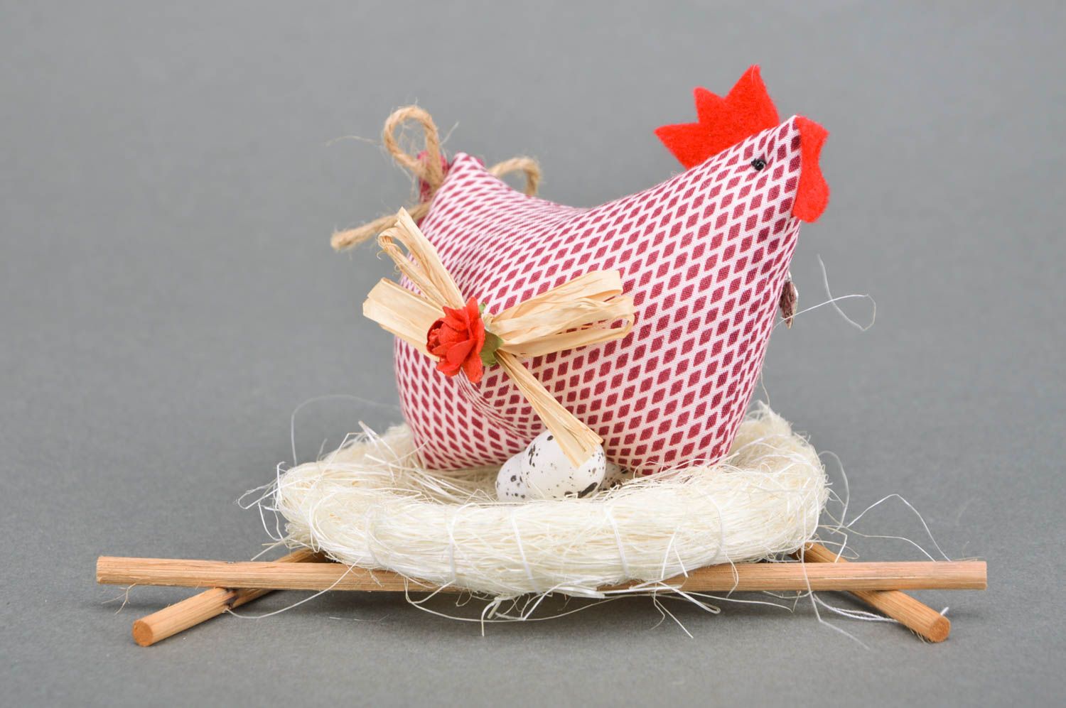 Dekoratives künstlerisches Kuscheltier aus Baumwolle Huhn im weißen Nest foto 2
