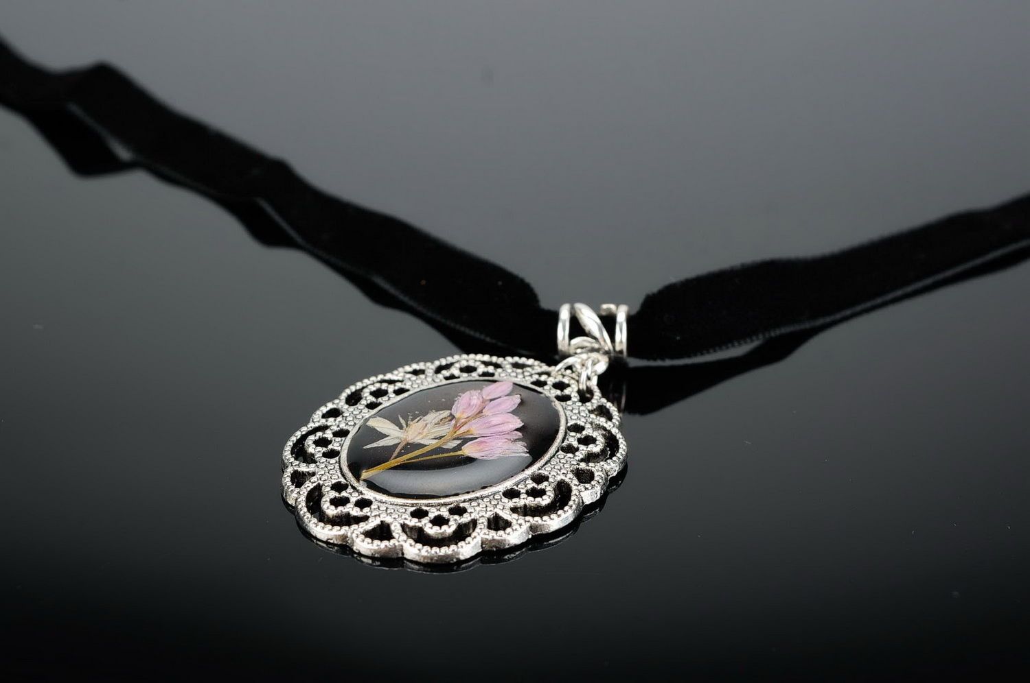 Pendant with real flowers and epoxy  photo 2