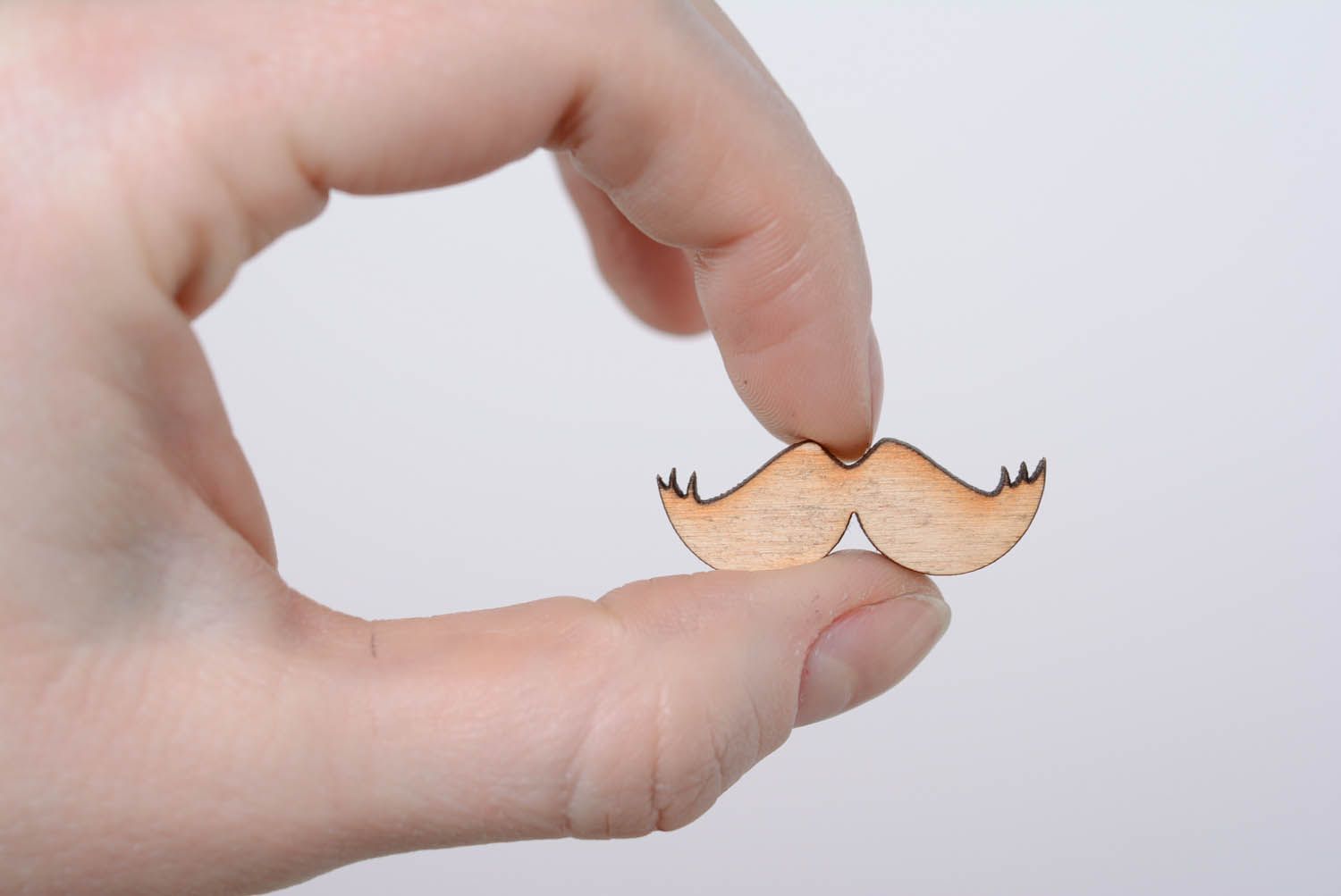 Moustache en bois brut pour création photo 5