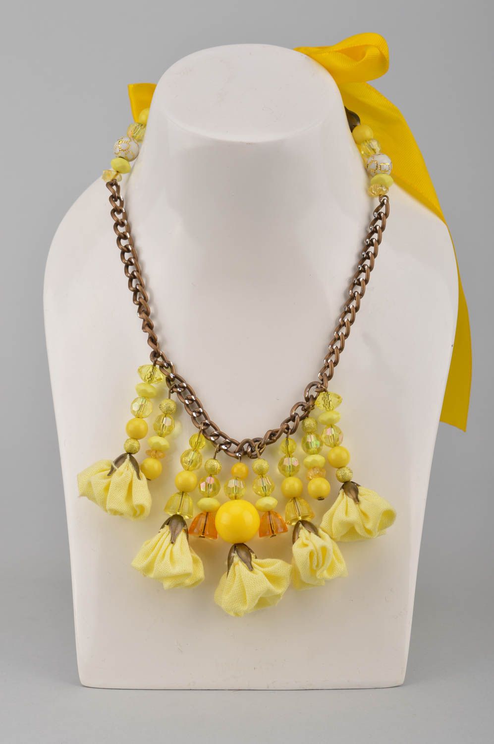 Ожерелье на цепочке с цветами и бусинами нарядное в желтых тонах ручная работа фото 1