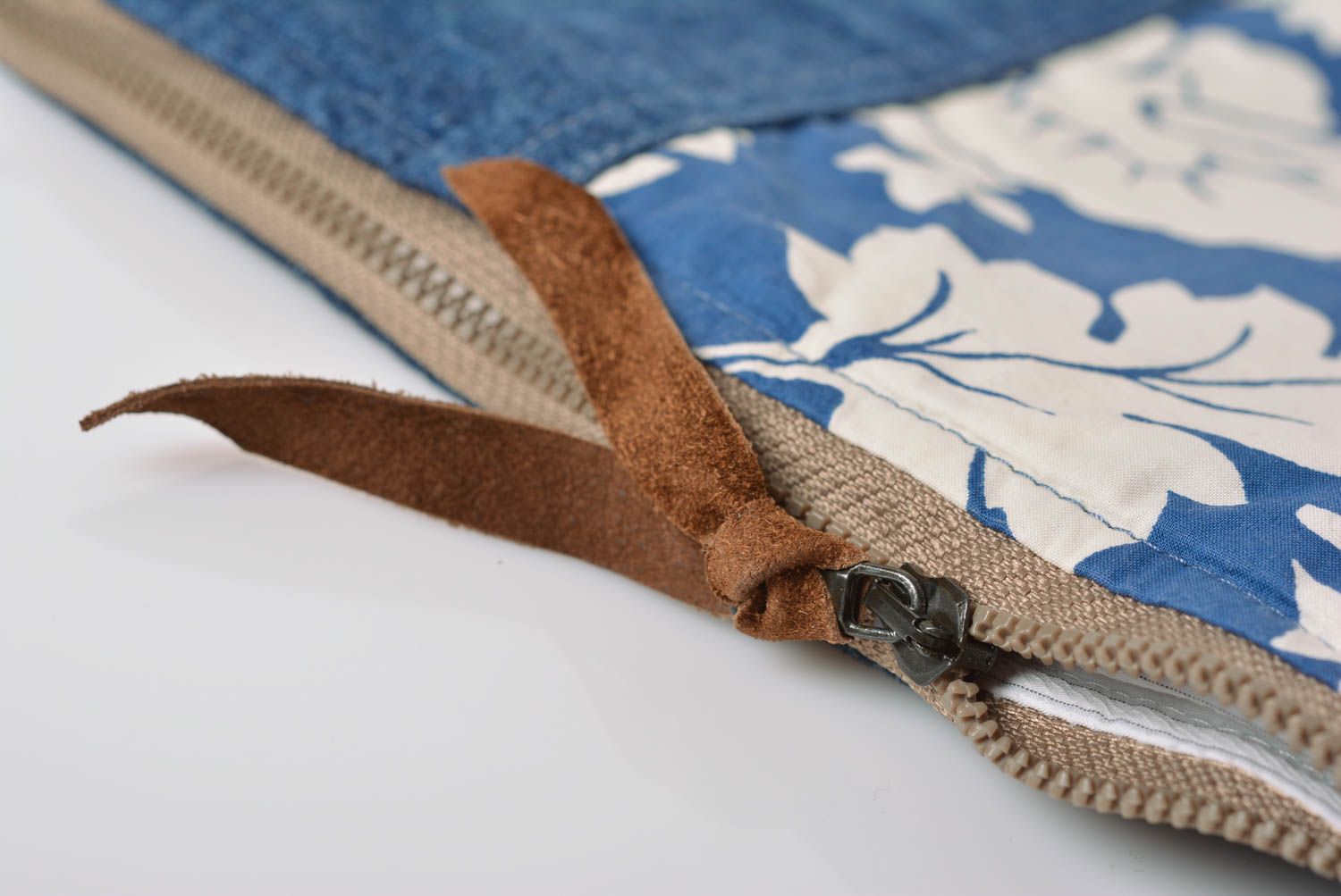 Оригинальный клатч ручной работы из джинса и хлопка на молнии с петелькой фото 5