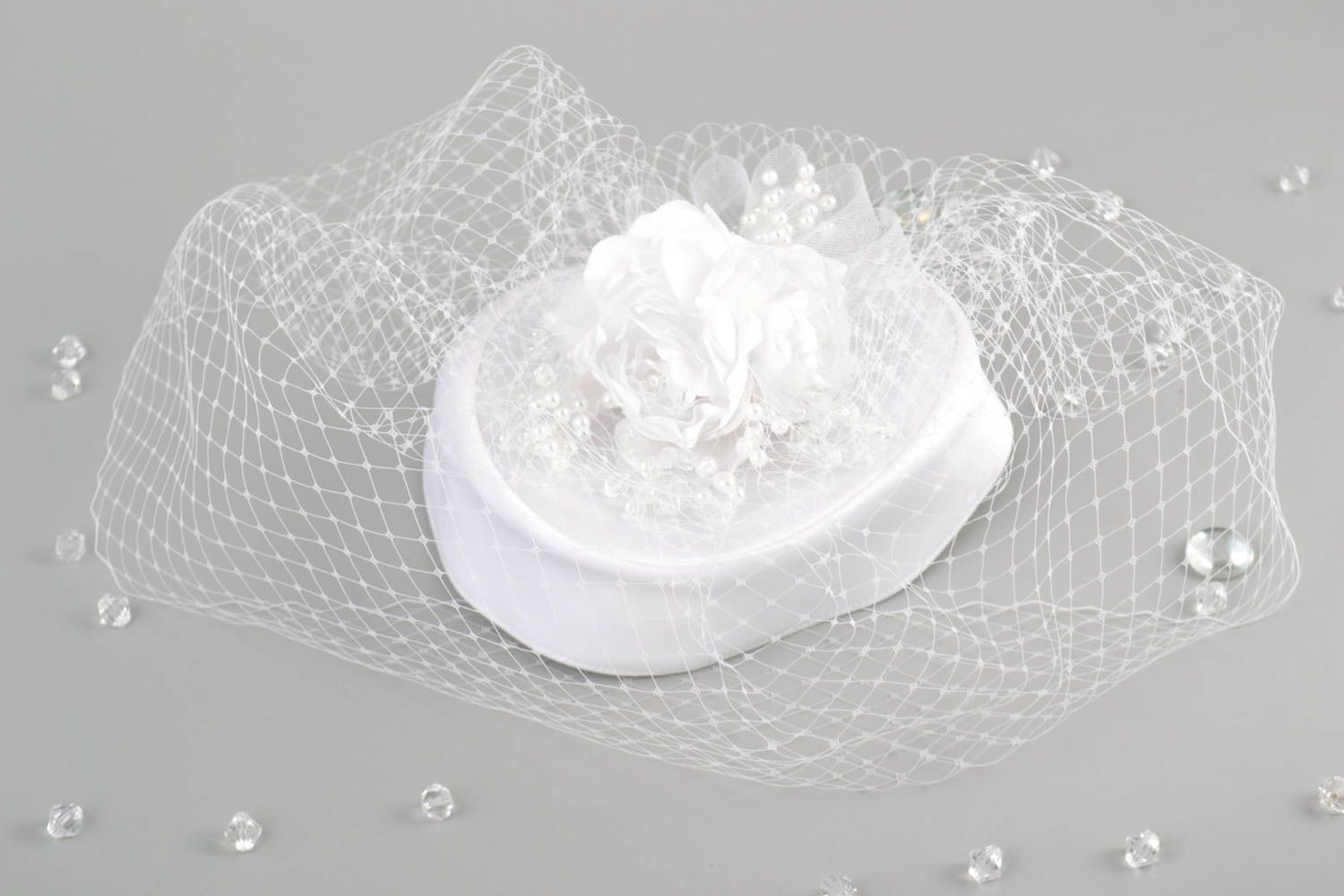 Elegantes Hochzeit Accessoire handmade Brauthut mit Schleier weißer Kopf Schmuck foto 1