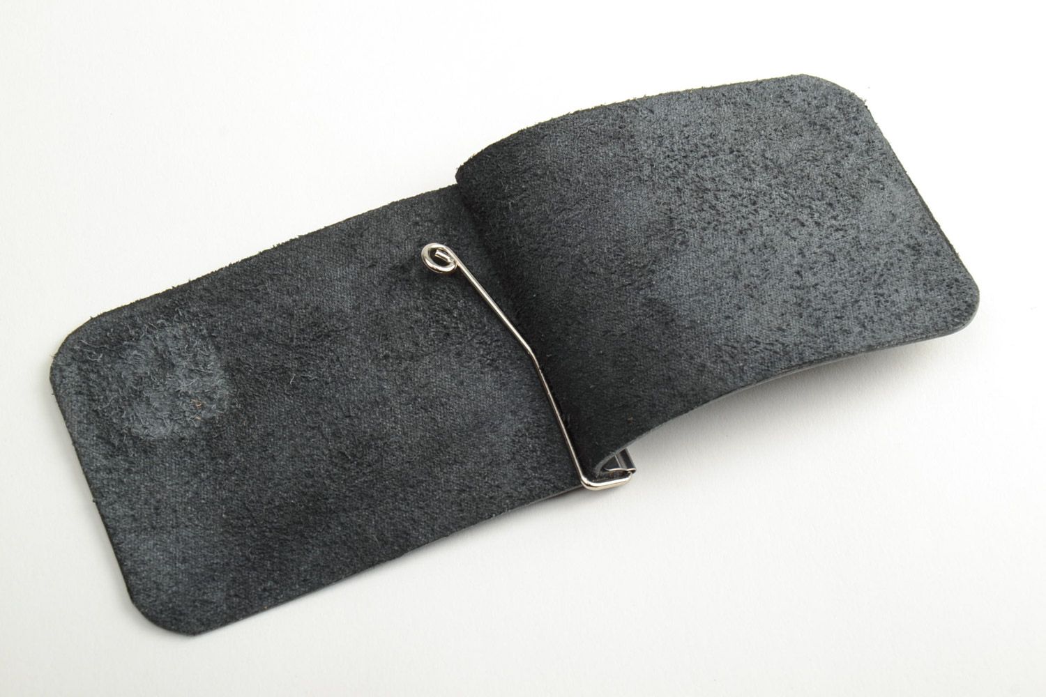 Handmade schwarze Geldklammer aus Leder mit silberfarbigem Metalleinsatz für Mann foto 4