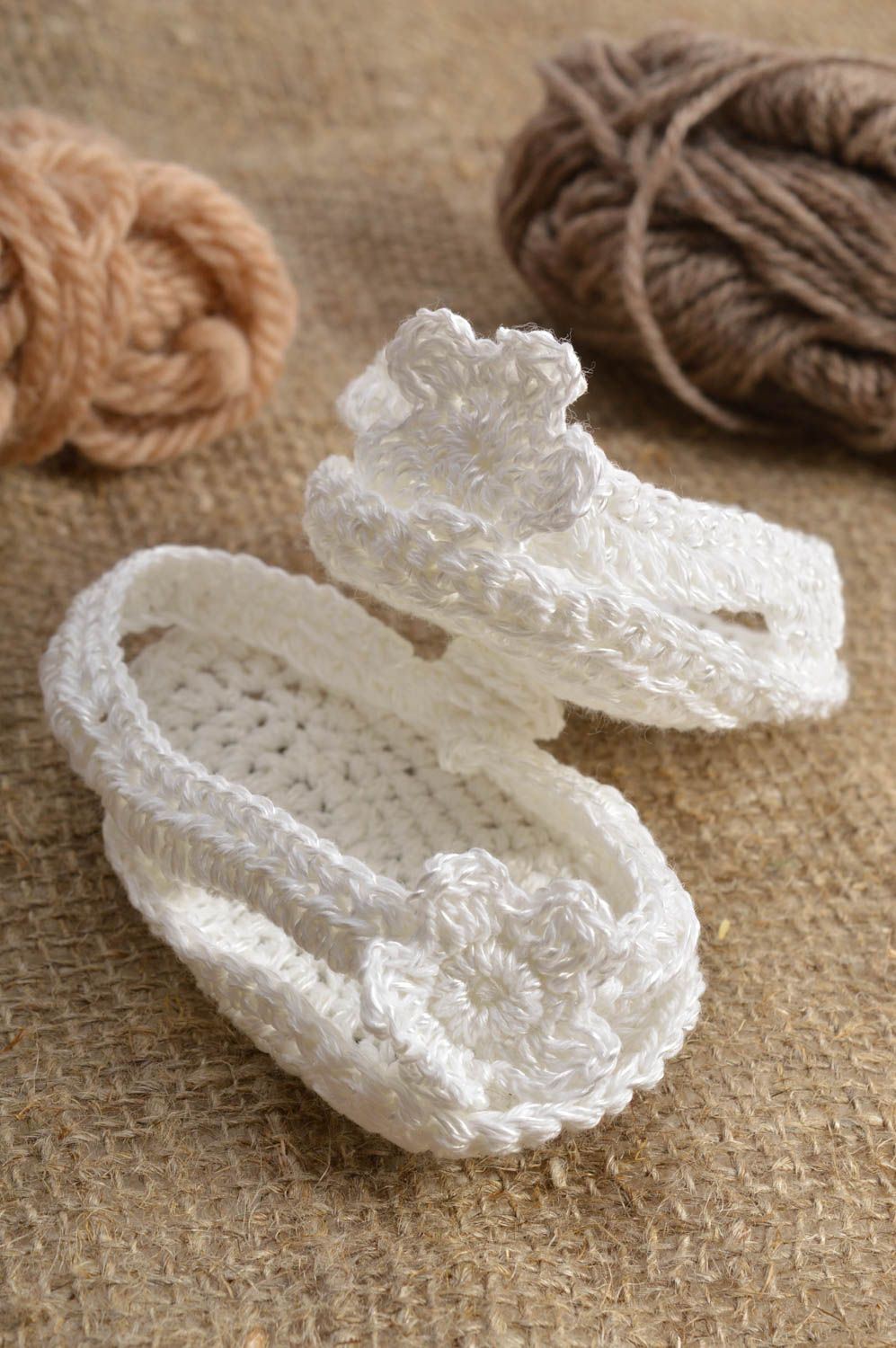 Handgemachte schöne gehäkelte Babyschuhe aus Baumwolle in Weiß Designer  foto 1