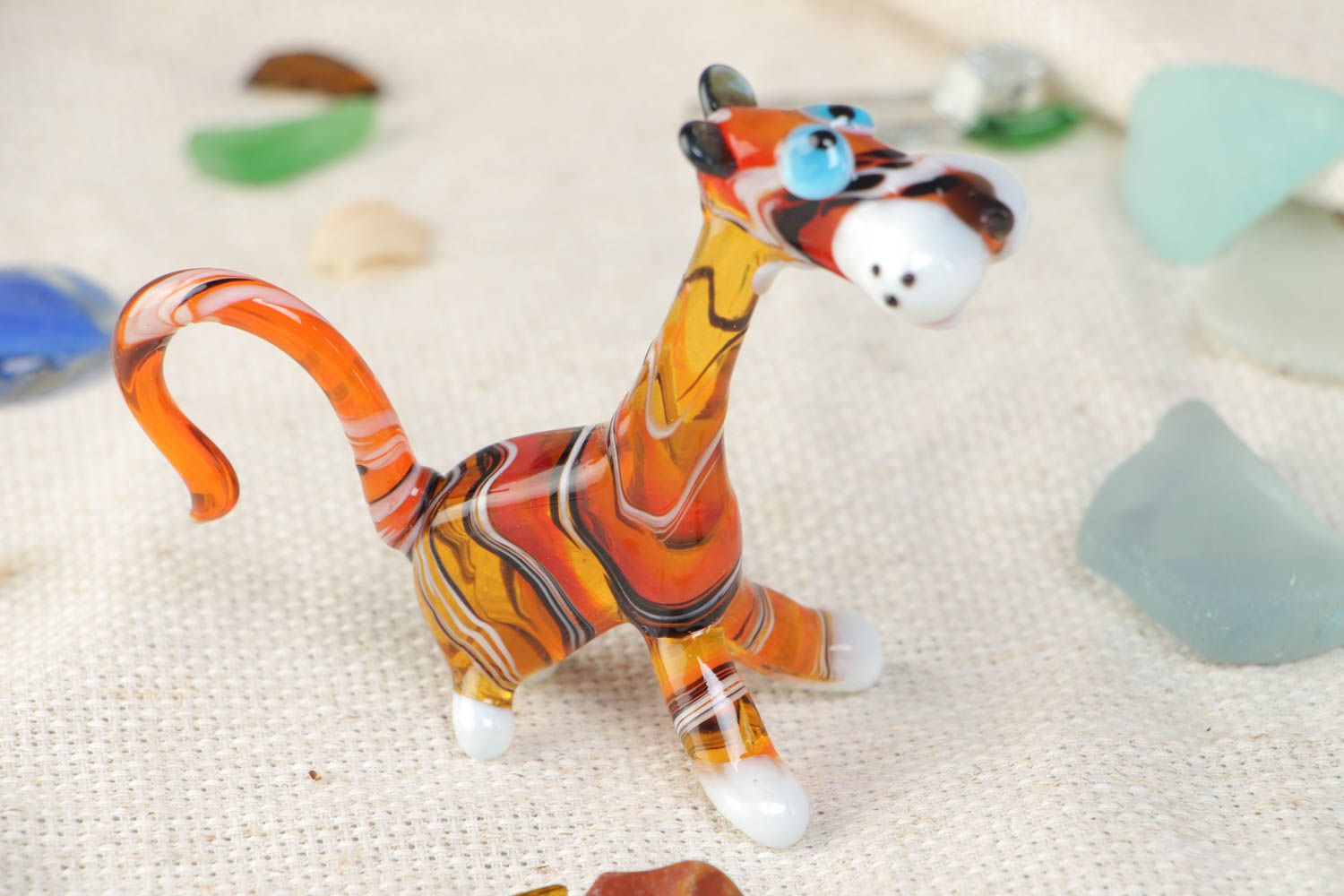 Figura de vidrio en miniatura artesanal en la técnica lampwork con forma de tigre sentado foto 1