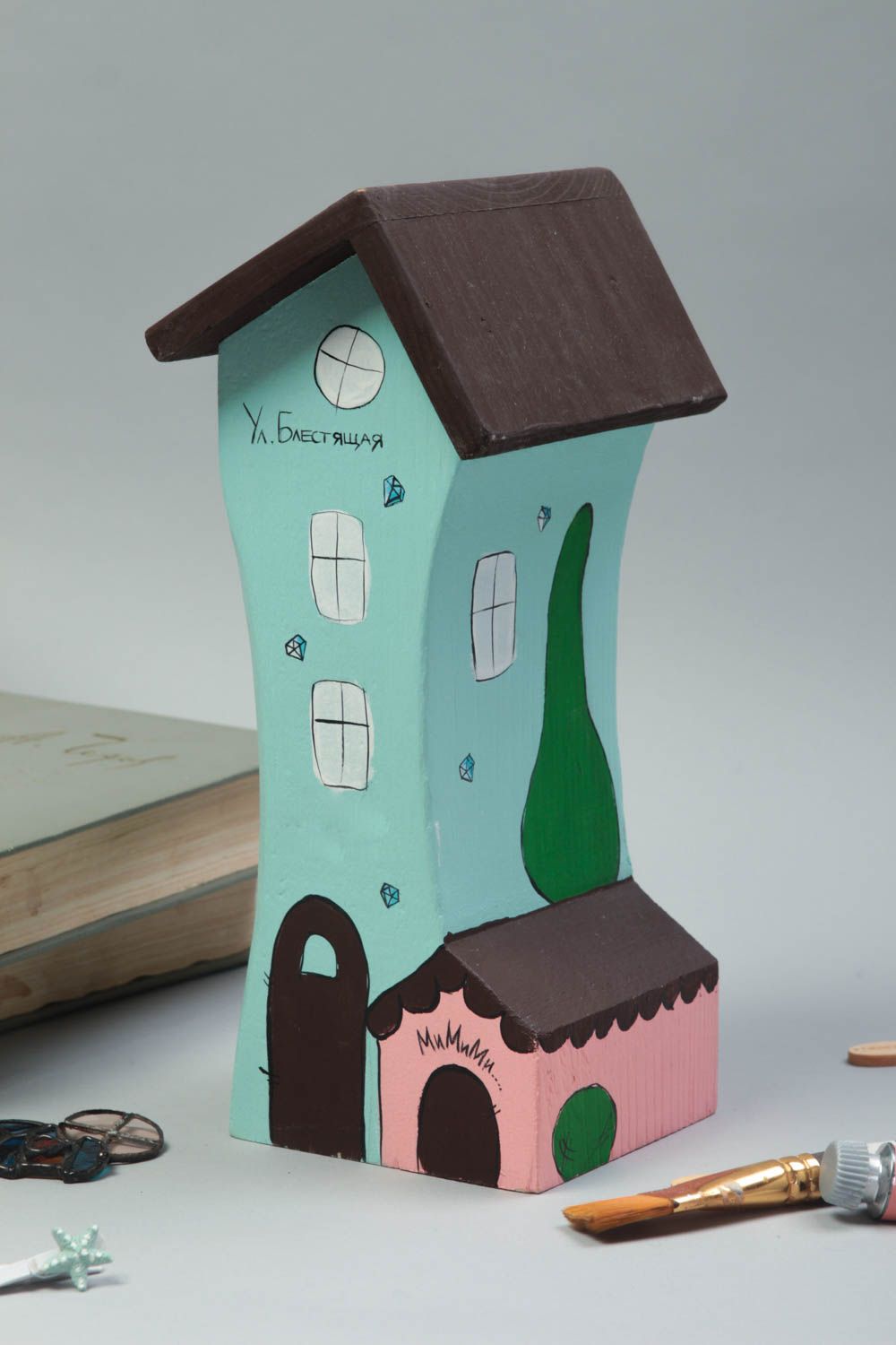 Деревянная фигурка домик с будкой разноцветный красивый ручной работы яркий фото 1