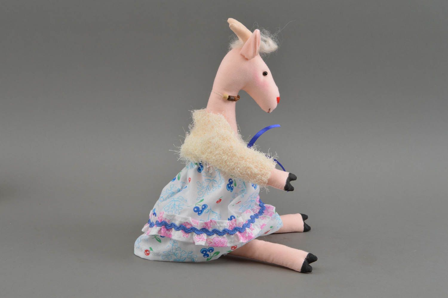 Тканевая игрушка в виде овечки смешная в платье необычная ручной работы фото 3