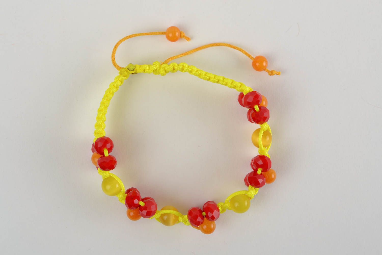 Bracelet en verre tchèque et cordons cirés fait main tressé macramé jaune-rouge photo 3