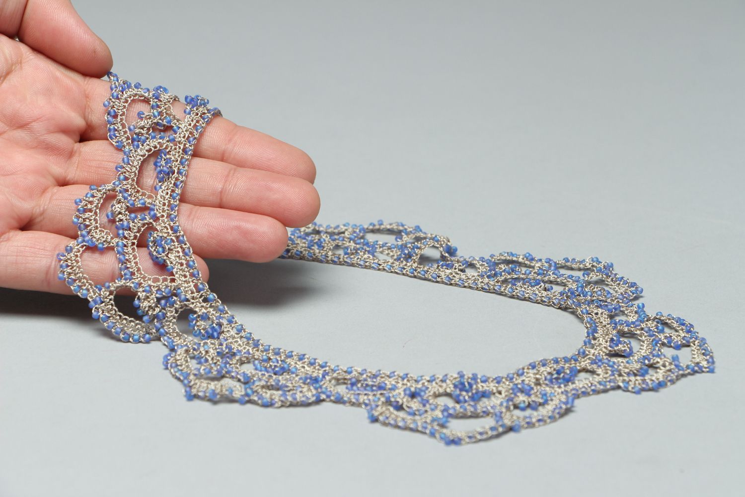Joli collier ajouré tricoté avec perles de rocaille  photo 4