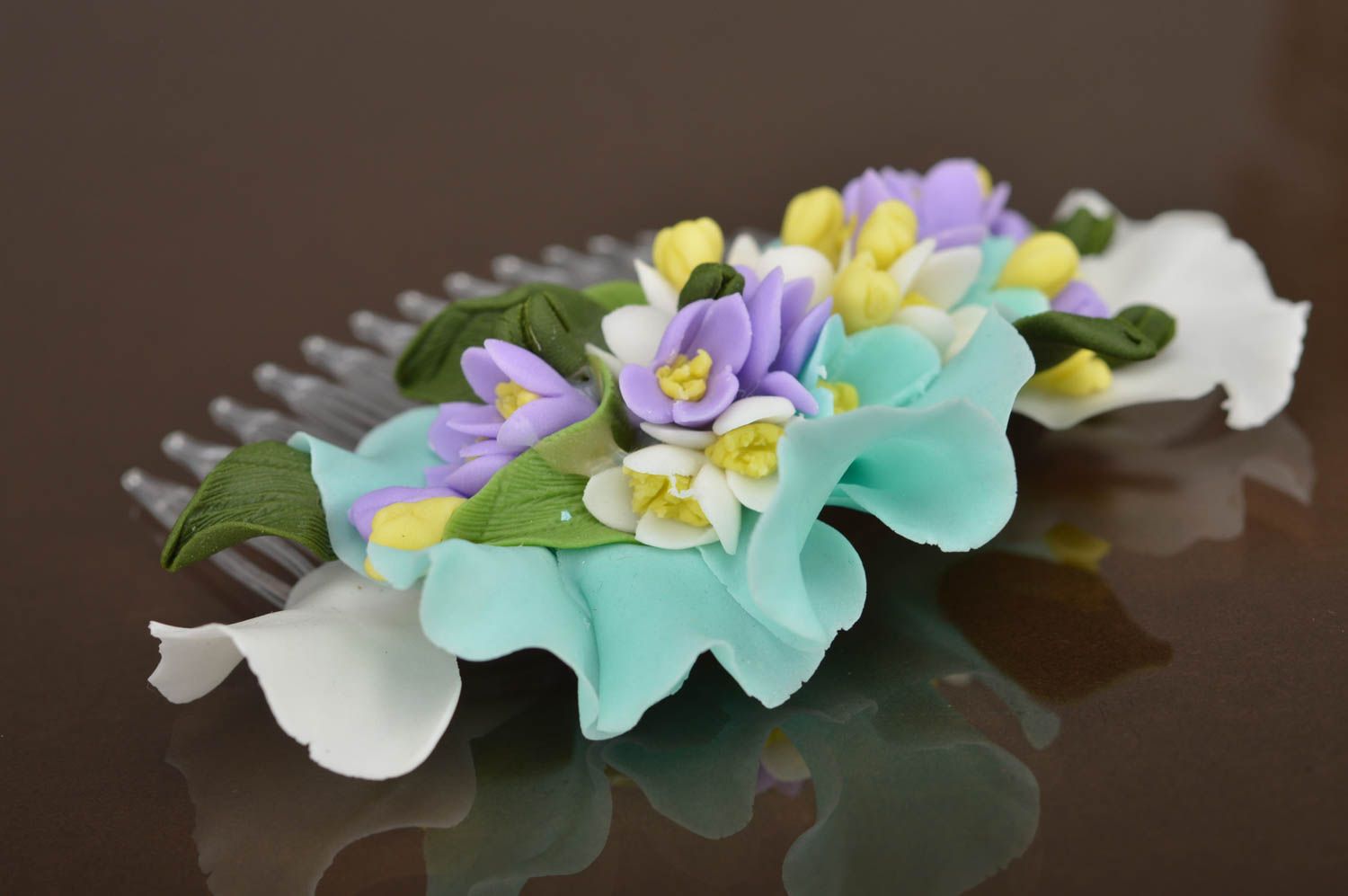Handgemachter Haarkamm aus Plastik mit Polymerton Blumen zart blau originell foto 2