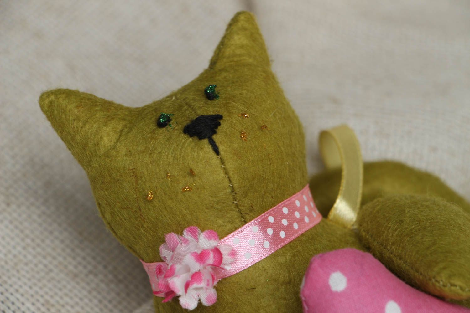 Juguete de peluche con forma de gato de color de oliva con corazón foto 2