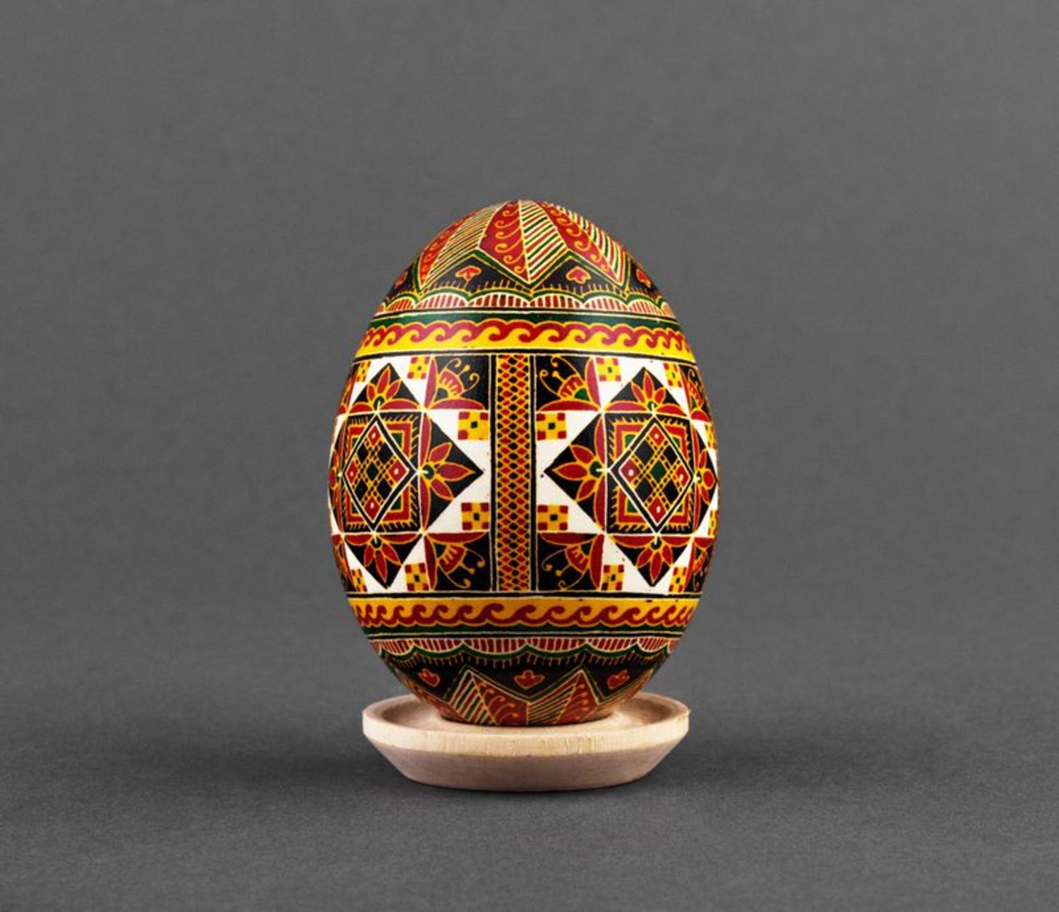 Handmade pysanka with ornament photo 3