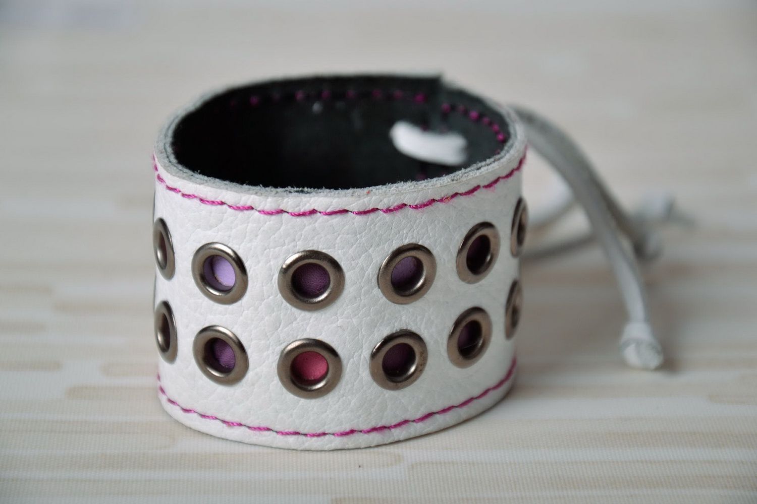 White leather bracelet with rivets photo 1
