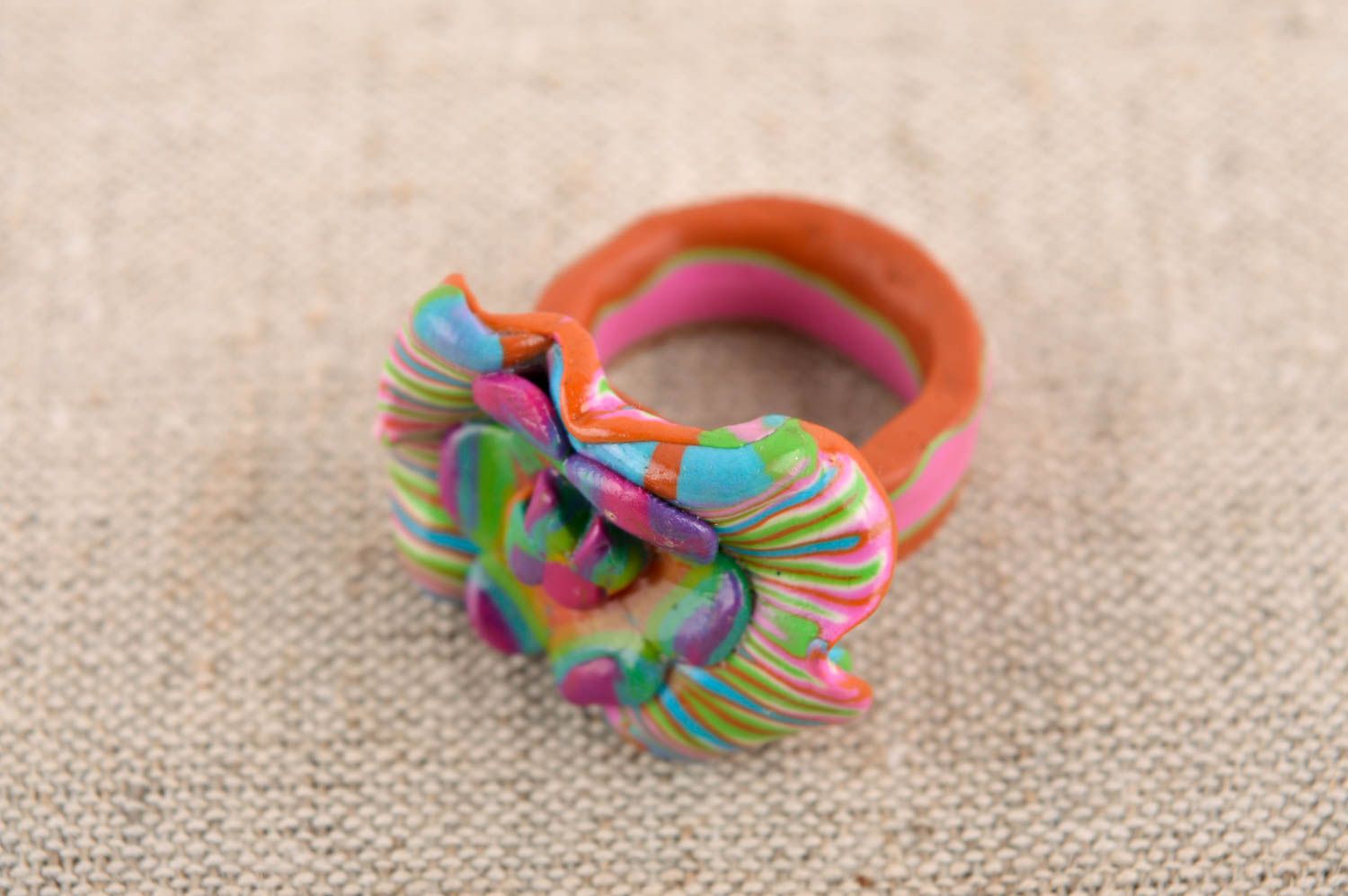 Кольцо ручной работы кольцо для девушки украшение из полимерной глины яркое фото 1