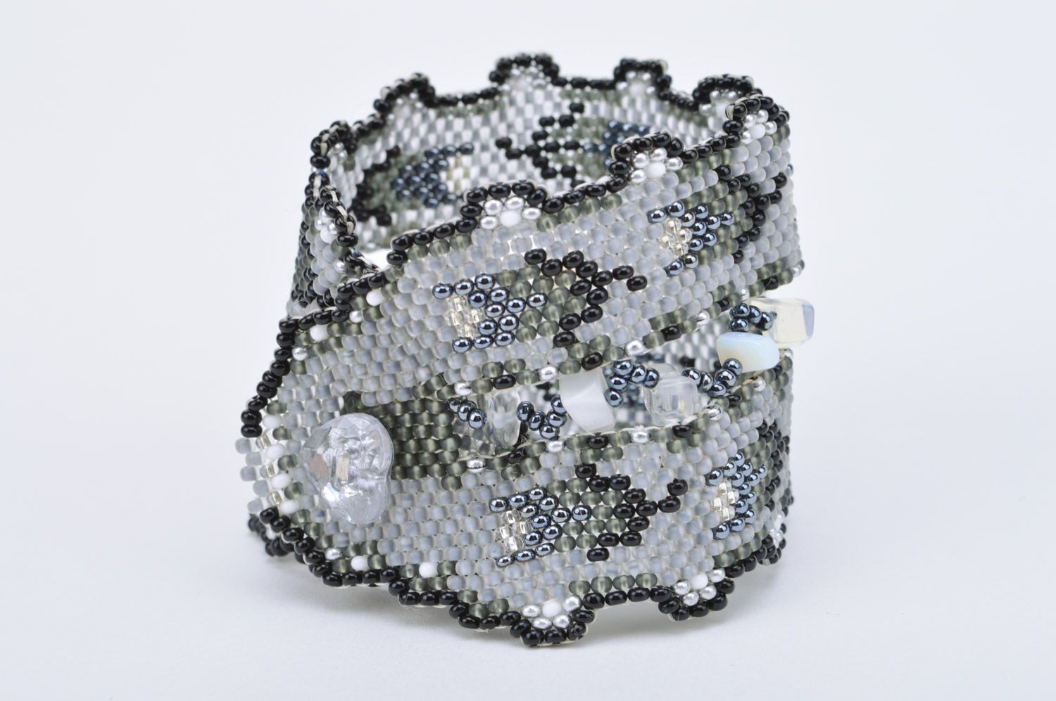 Geflochtenes künstlerisches breites Armband aus Glasperlenfür Frauen Handarbeit  foto 5