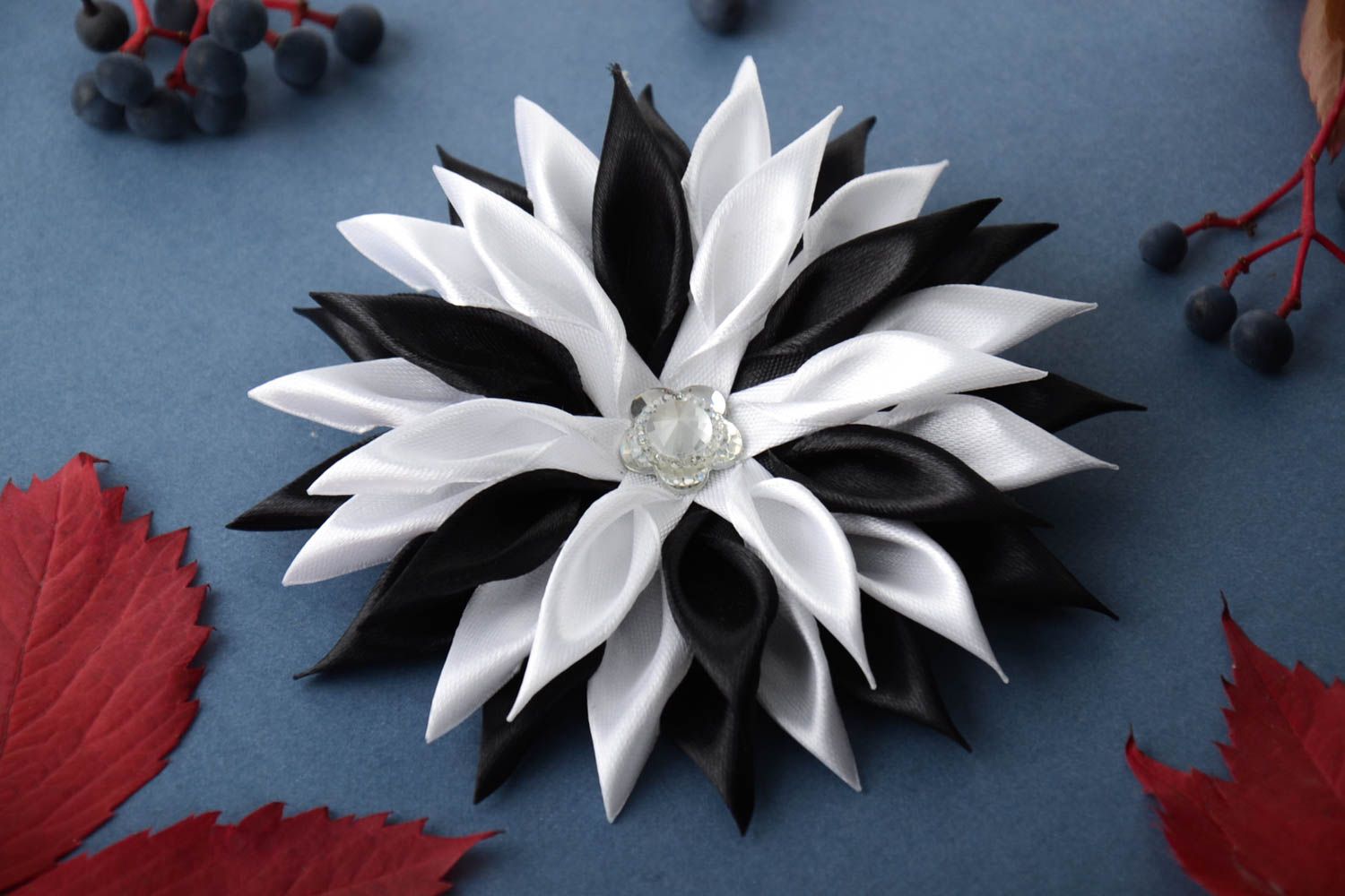 Аксессуар для волос украшение ручной работы заколка с цветком черная с белым фото 1