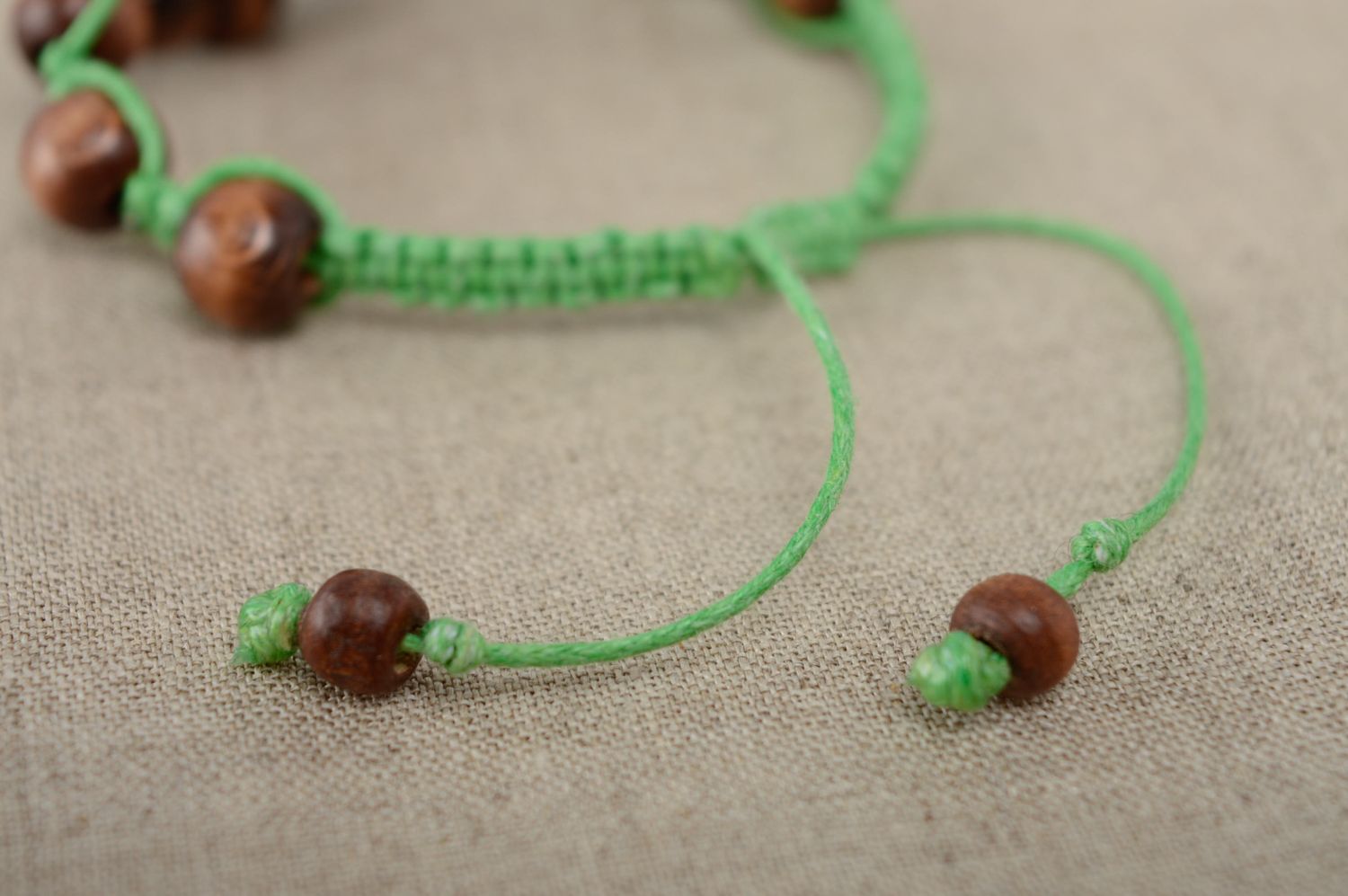 Bracelet en macramé de fil en coton ciré avec perles de bois fleurs fait main photo 4
