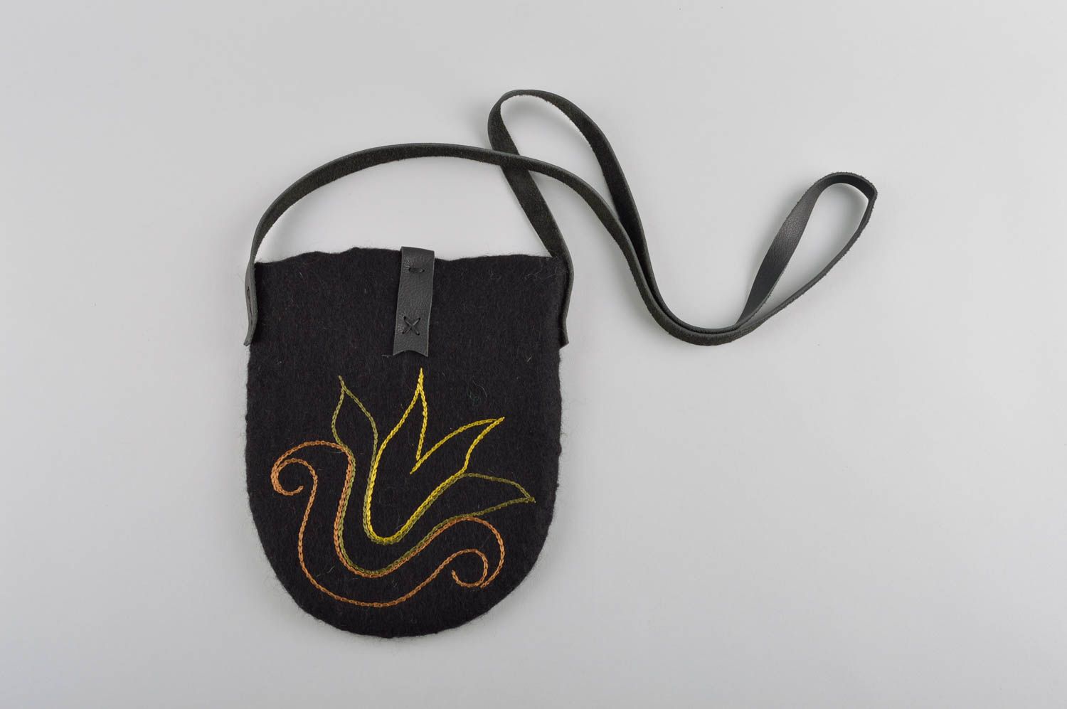 Сумка ручной работы женская сумка черного цвета на ремешке сумка из шерсти фото 2