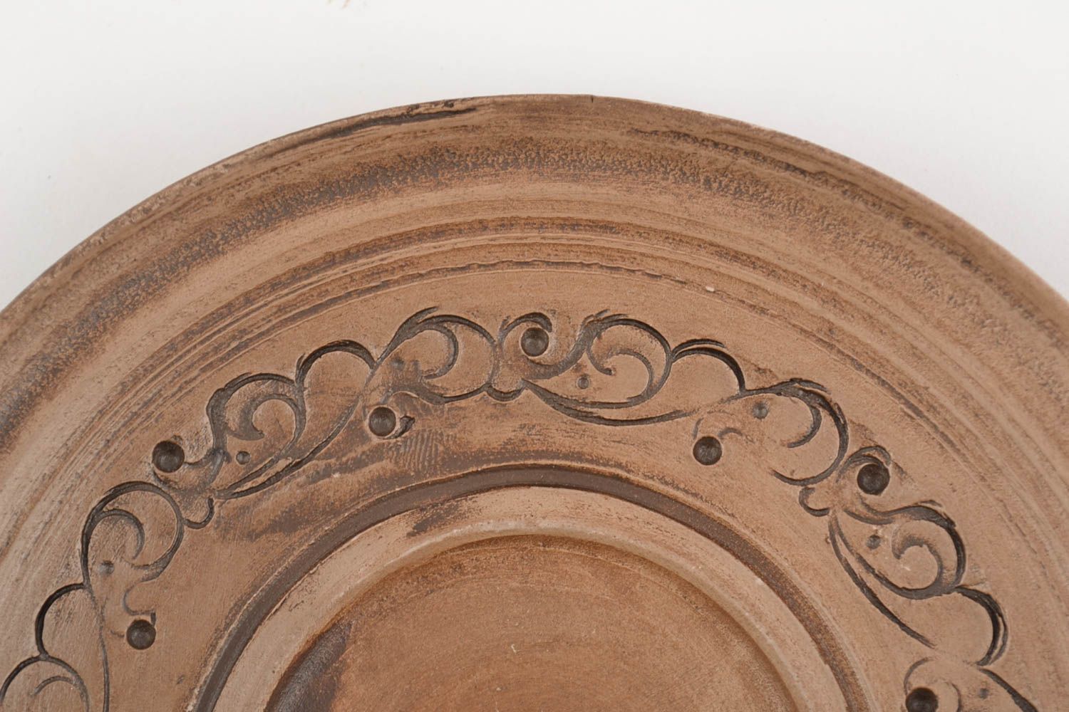 Petite assiette en céramique brune faite main originale décorée de motifs    photo 3