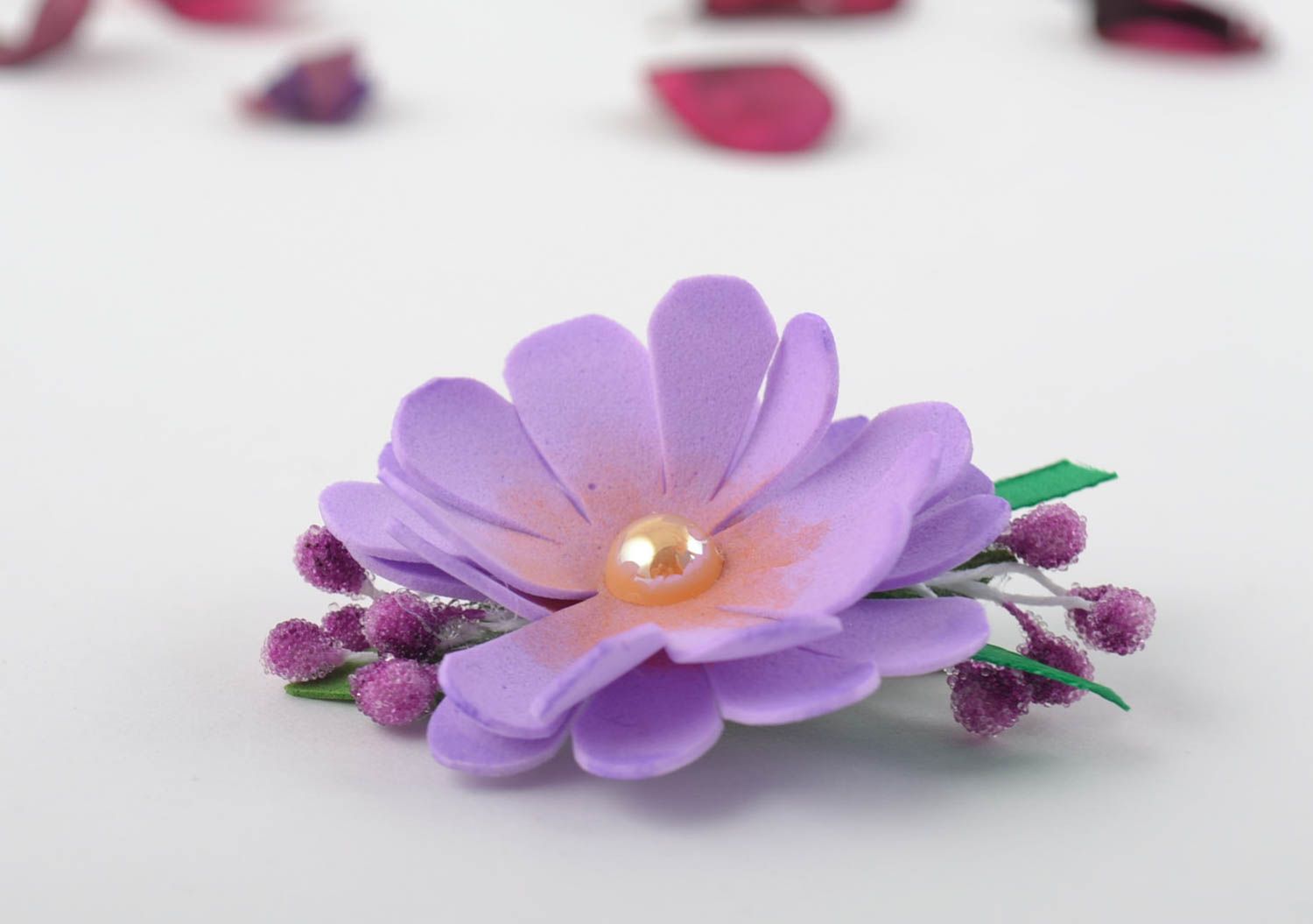 Barrette à cheveux lilas en foamiran sous forme de fleur faite main tendre photo 1