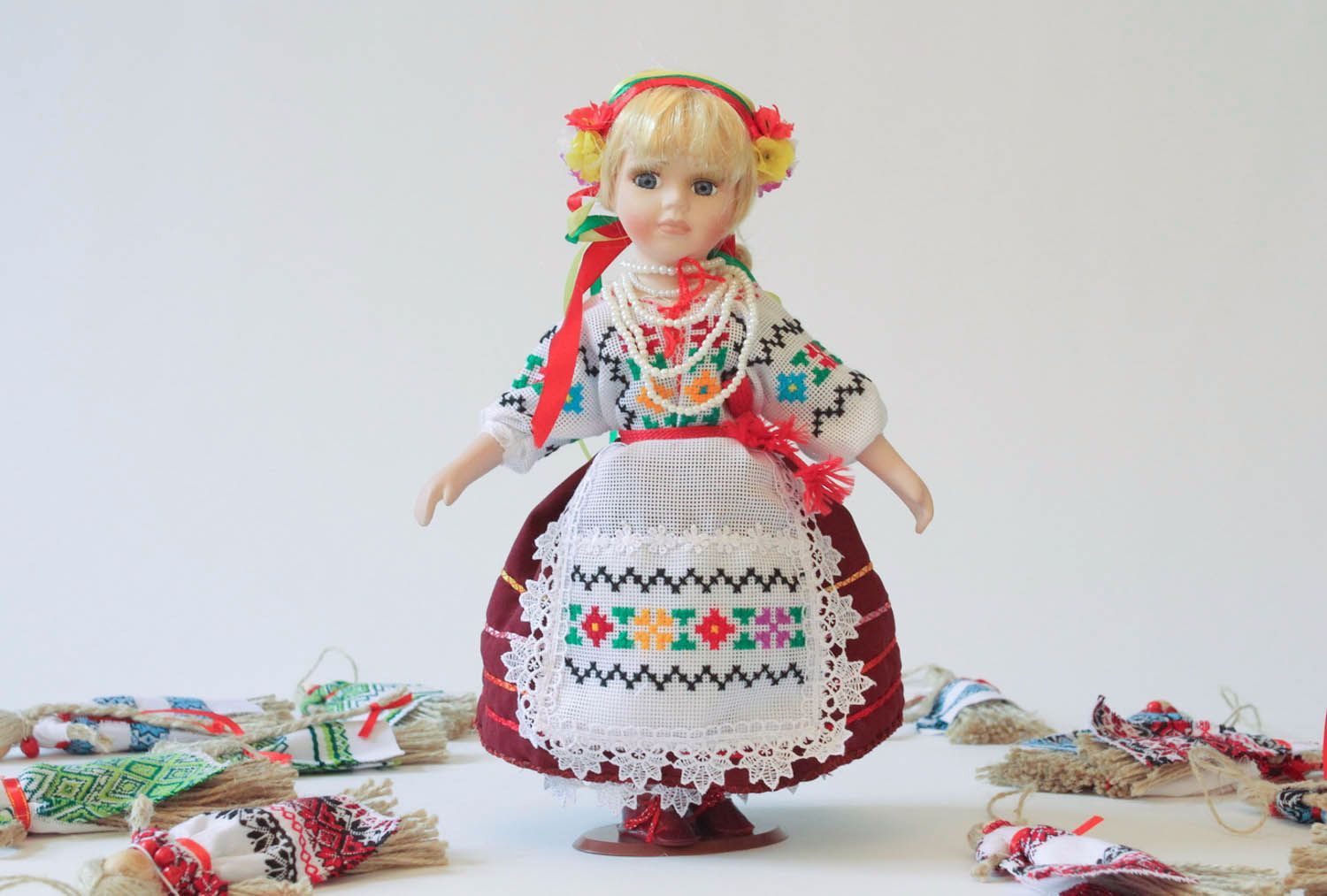 Boneca de porcelana artesanal num vestido tradicional  foto 5