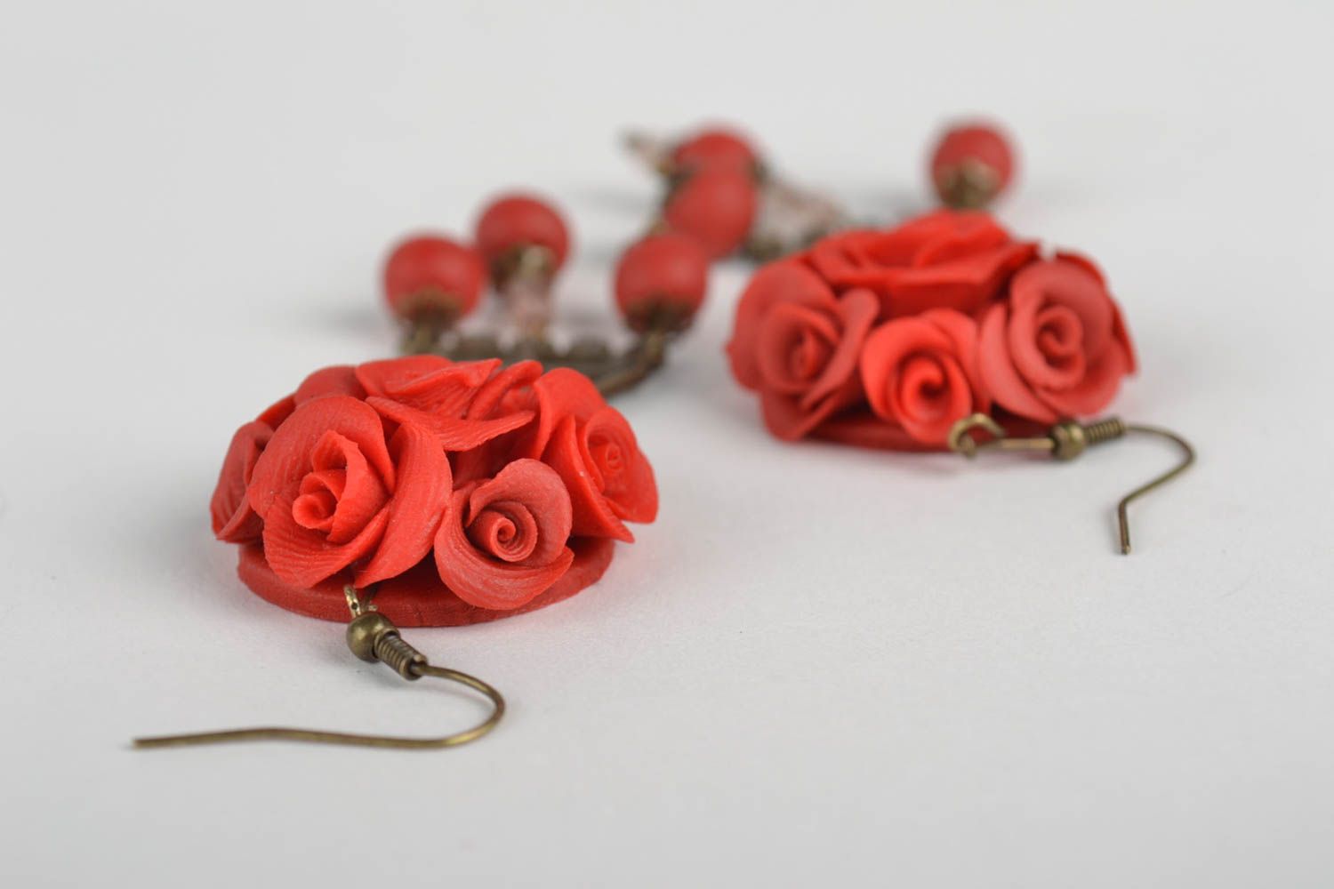 Boucles d'oreilles pendantes Bijou fait main rouge roses Accessoire femme design photo 3