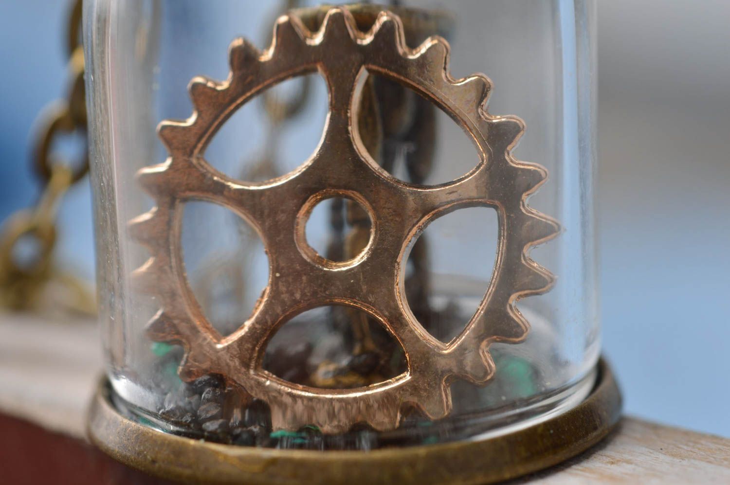 Pendentif cloche en verre avec roue dentée et chaînette fait main Temps photo 5