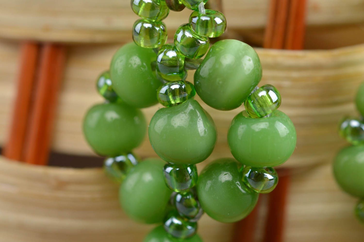 Серьги из натуральных камней длинные зеленые с бисером красивые ручной работы  фото 5