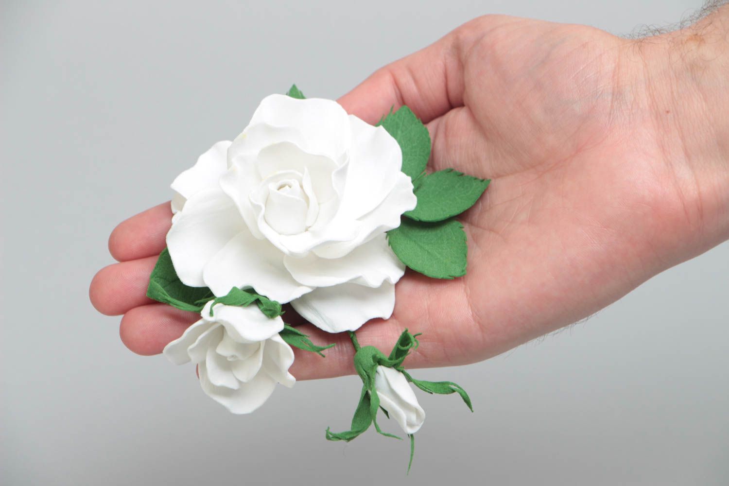 Брошь из фоамирана в виде пышной белой розы ручной работы красивая женская фото 5