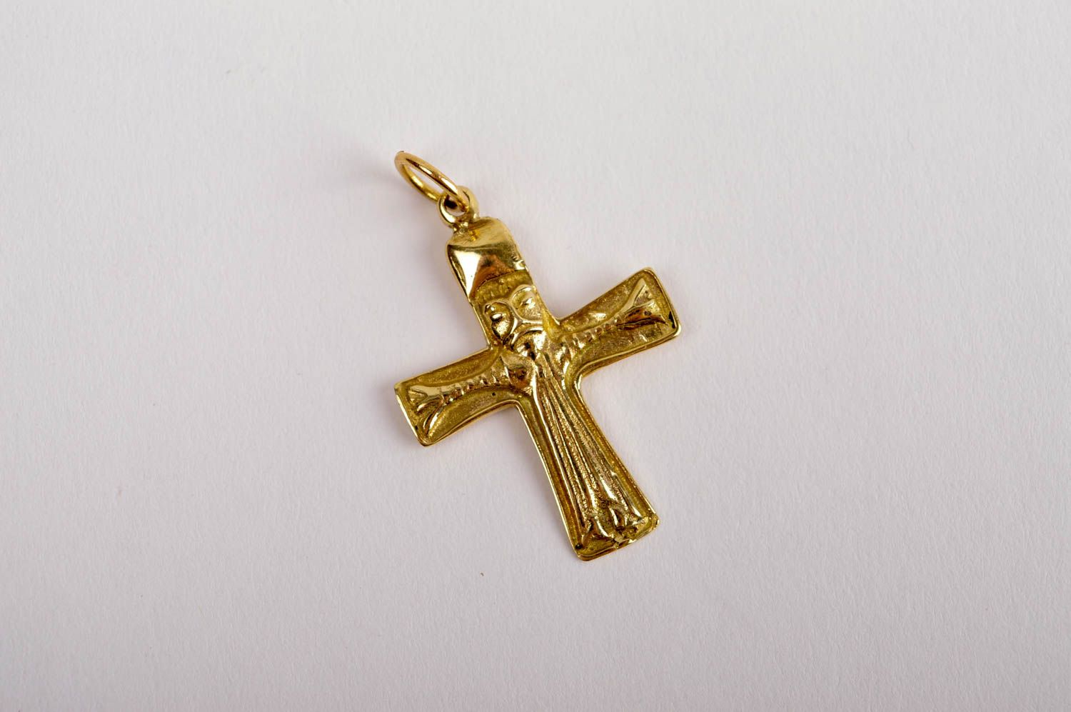 Cruz metálica dorada y pequeña hecha a mano regalo original accesorio religioso foto 2