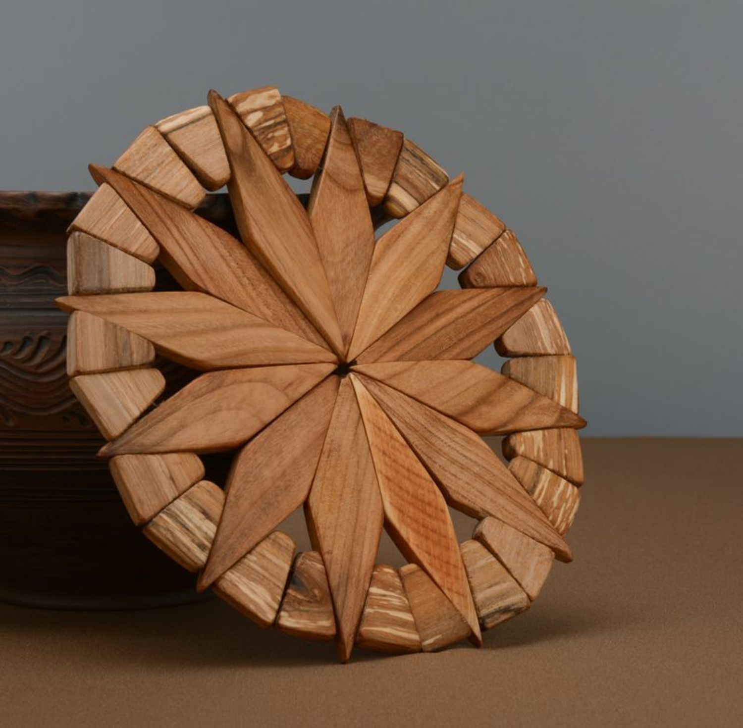 Supporto rotondo di legno fatto a mano per stoviglie calde sottopiatto legno
 foto 1