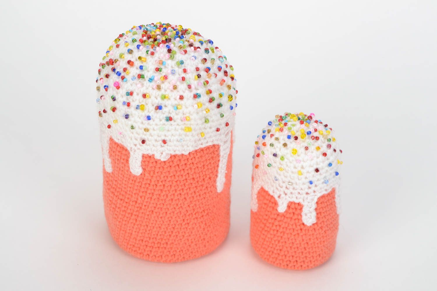 Deux jouets mous tricotés Gâteaux couleur brique avec perles rocaille faits main photo 3