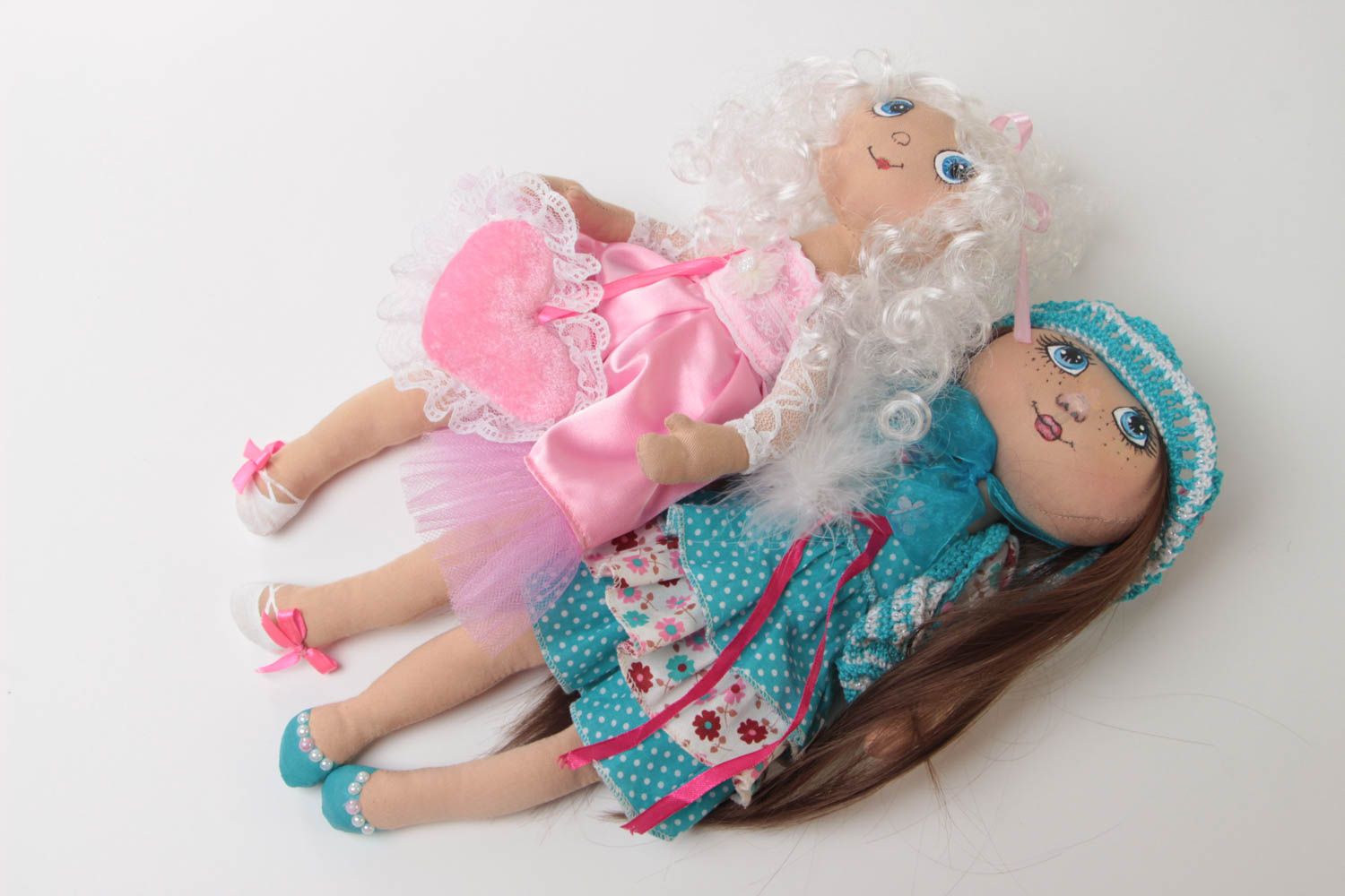 Deux poupées en tissu faites main originales décoratives de collection Amies photo 4