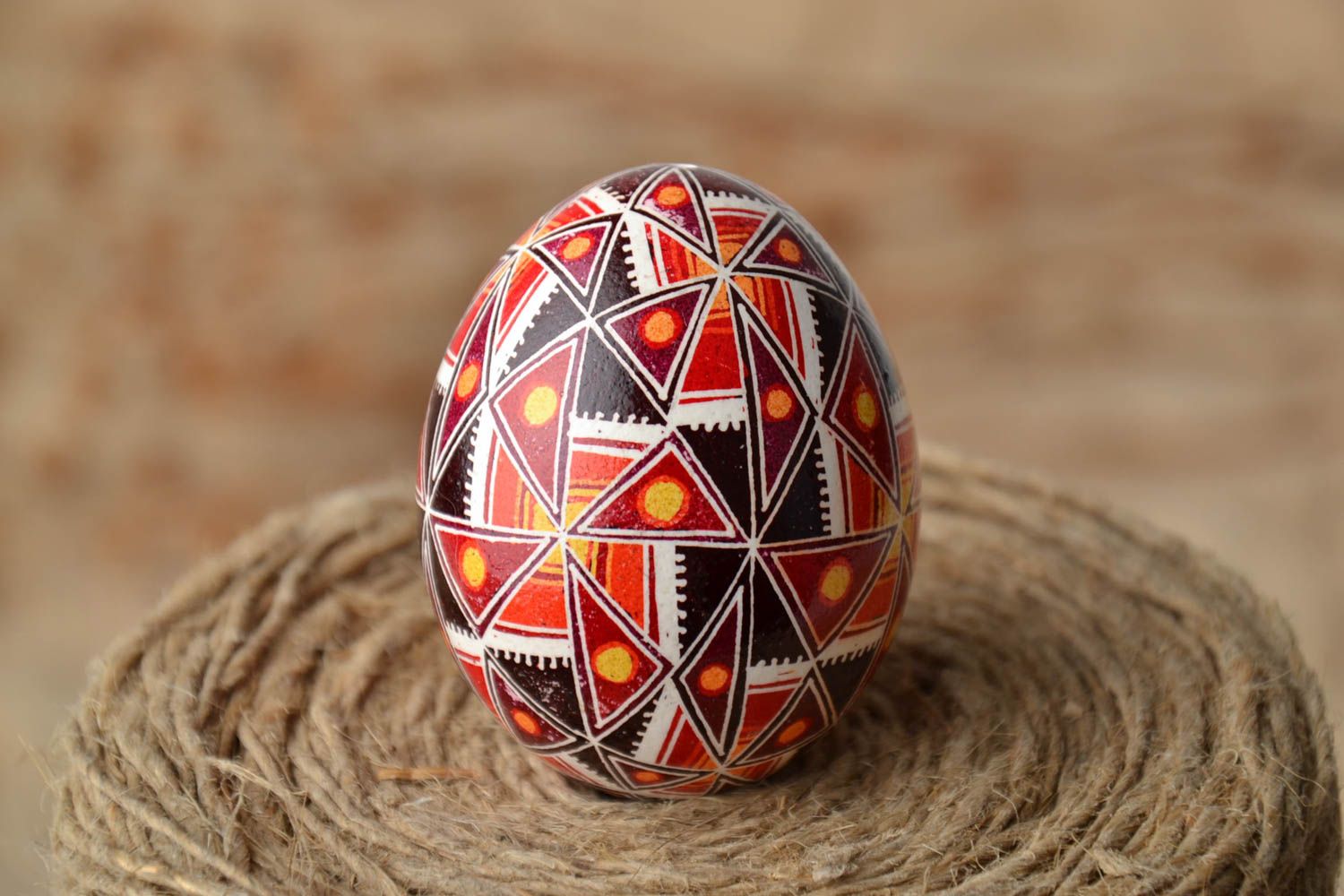 Oeuf de Pâques décoratif peint à la main multicolore aux motifs ukrainiens photo 1
