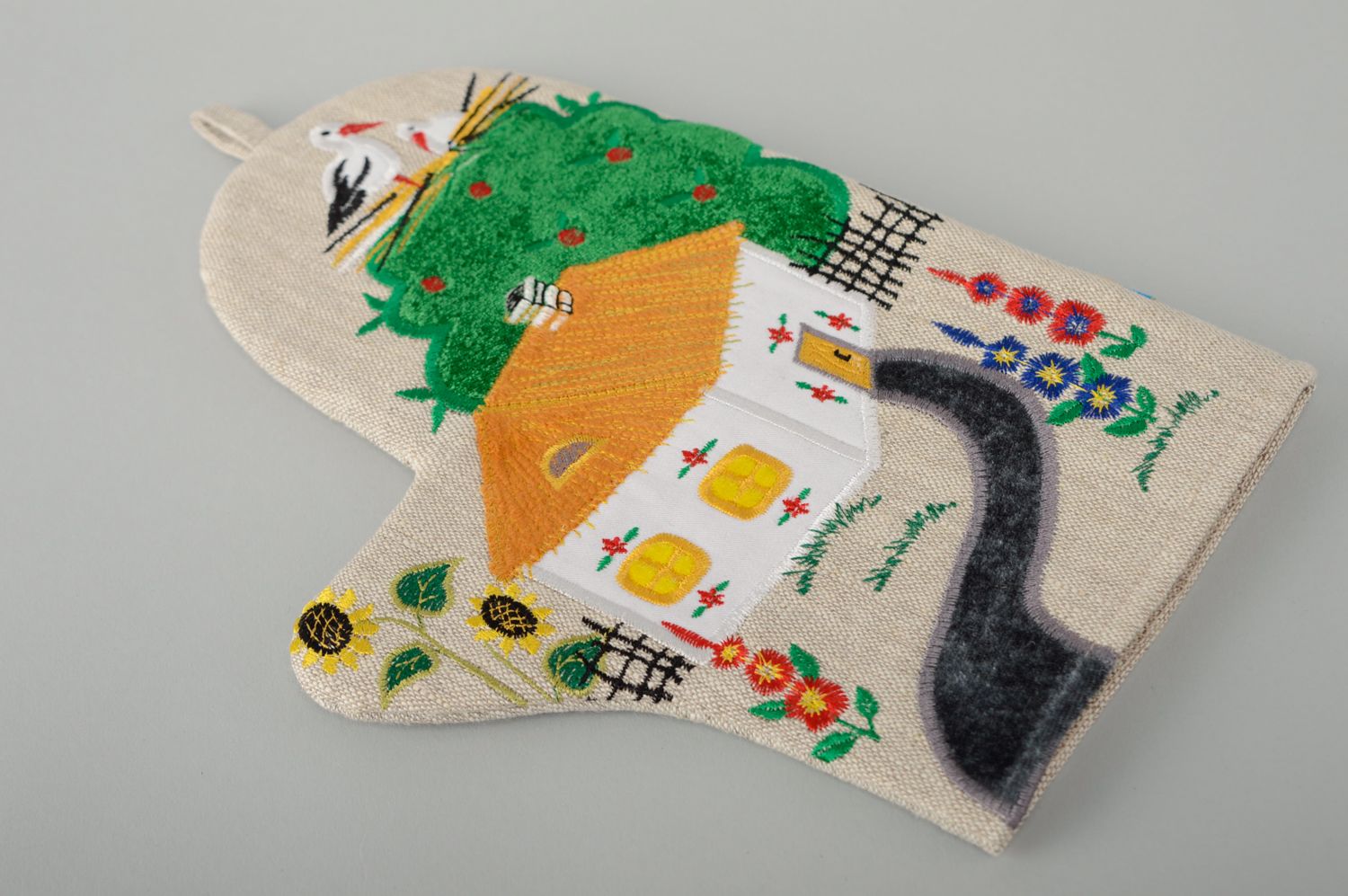 Льняная рукавичка-прихватка для горячего с вышивкой фото 1