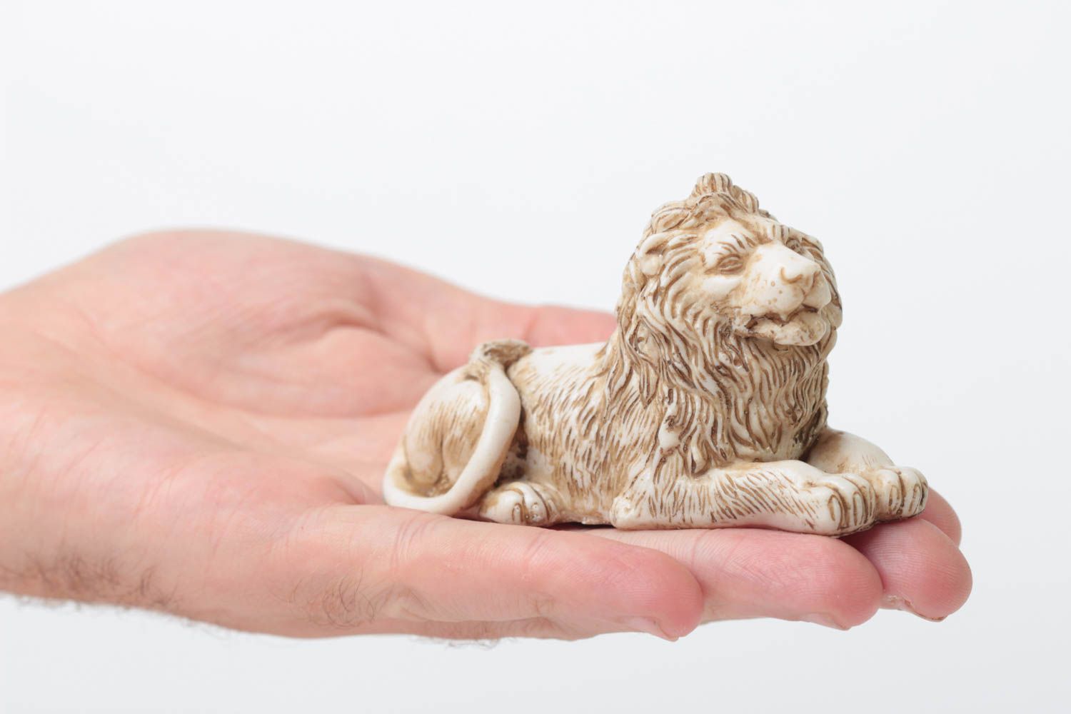Миниатюрная статуэтка из полимерной смолы в виде лежащего льва ручной работы фото 5