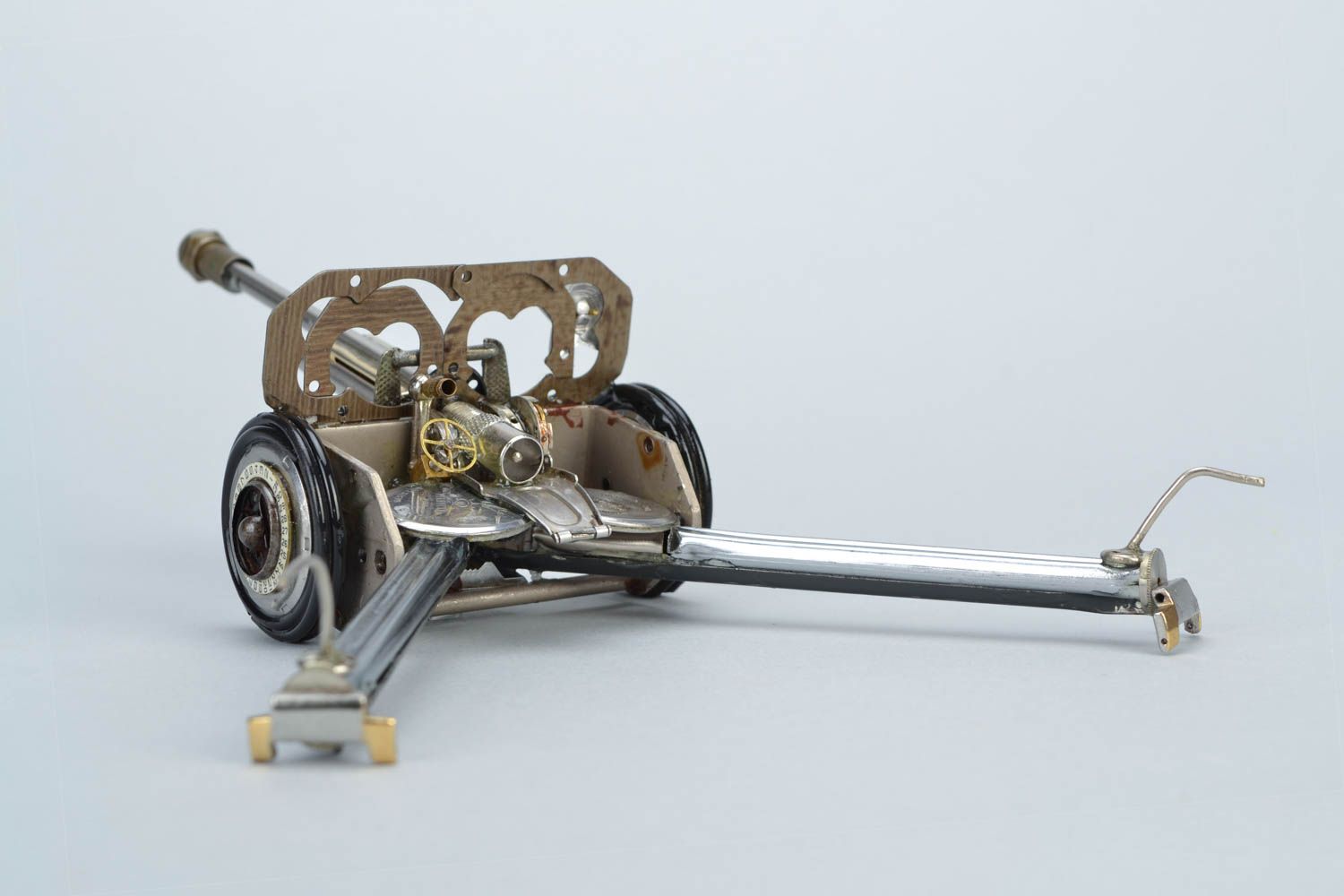 Figurilla artesanal  de mecanismos de relojería en técnica de steampunk Cañón obús foto 5