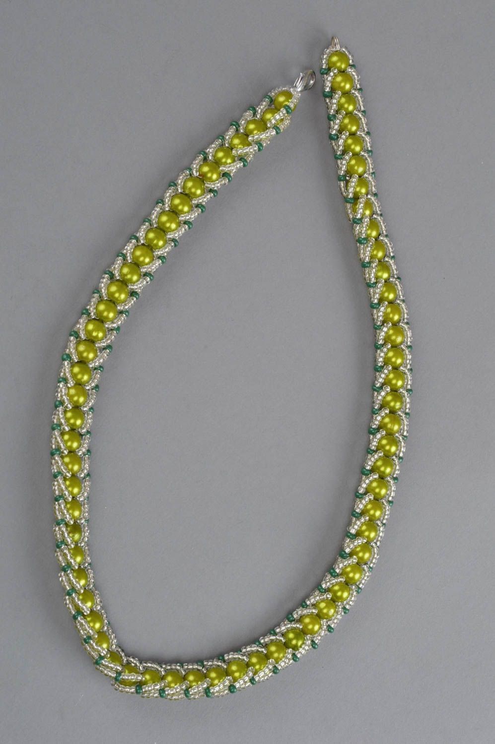 Künstlerisches Collier aus Glasperlen und Perlen in Grün handgeschaffen stolvoll foto 2