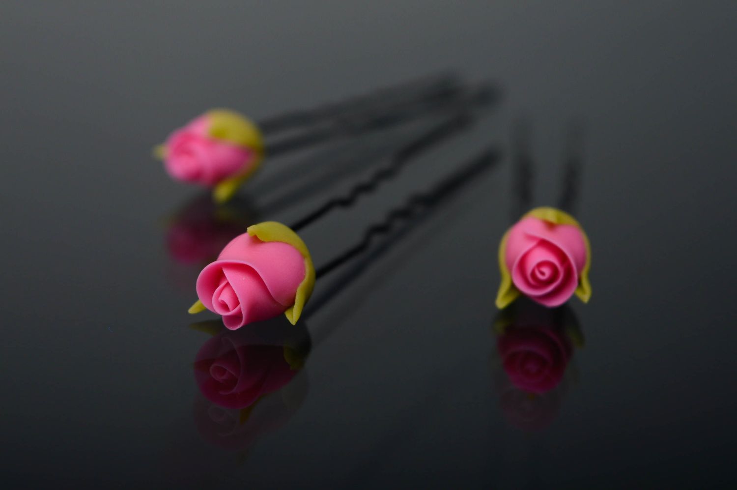 Épingles à cheveux avec roses en porcelaine froide  photo 1