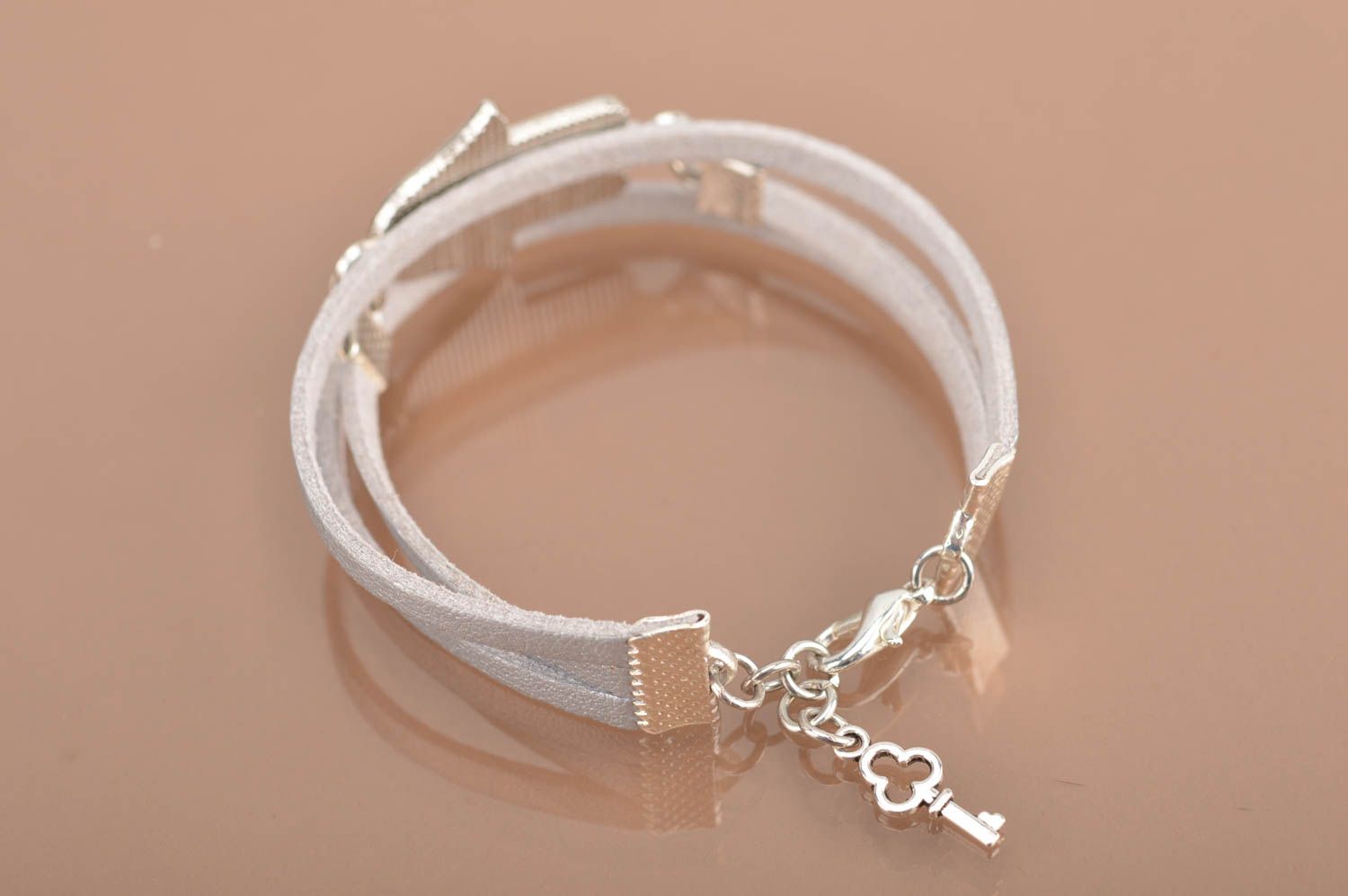 Bracelet daim Bijou fait main blanc khomsa en métal design Cadeau original photo 5