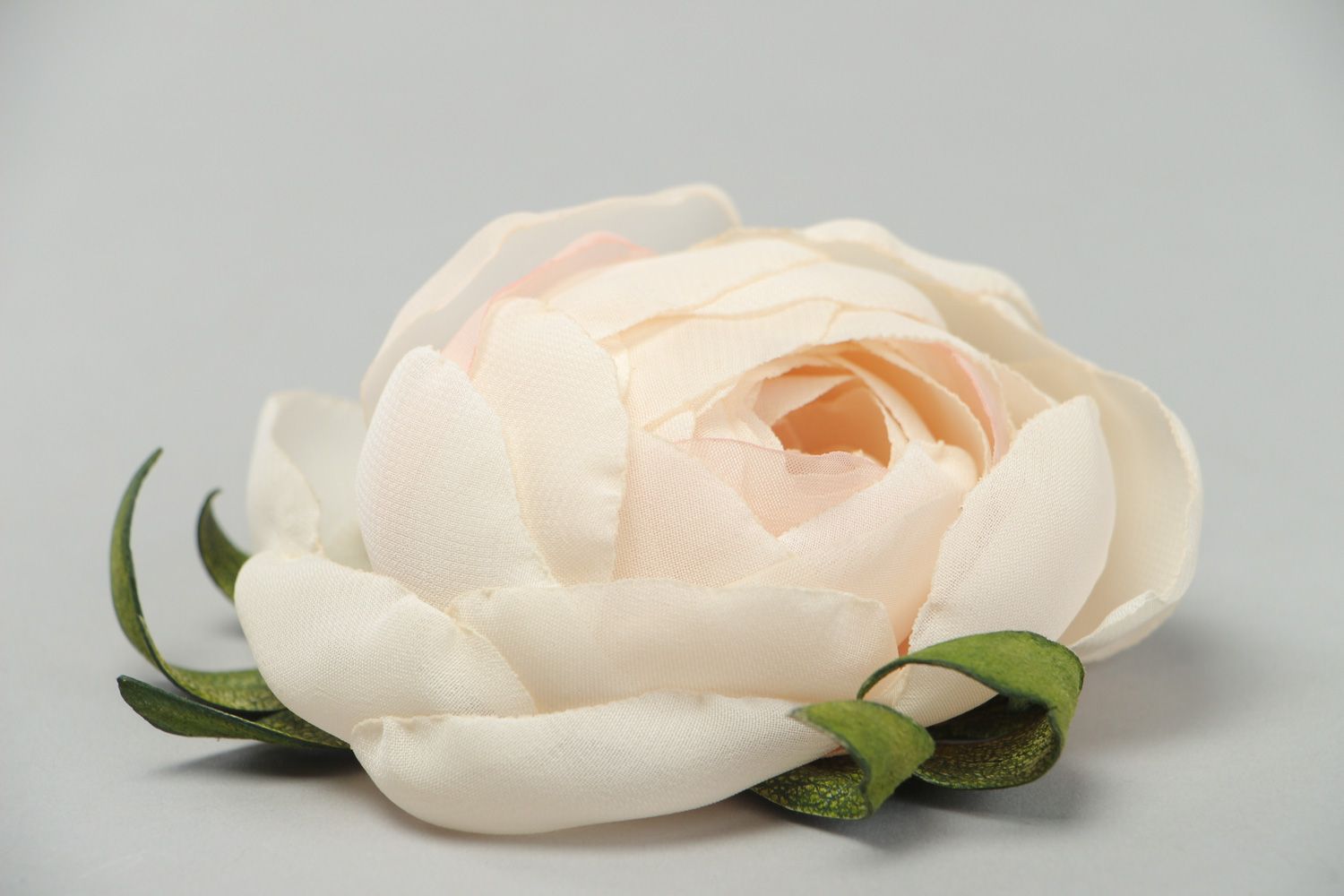 Broche en tissu de mousseline de soie et cuir naturel faite main fleur blanche photo 2