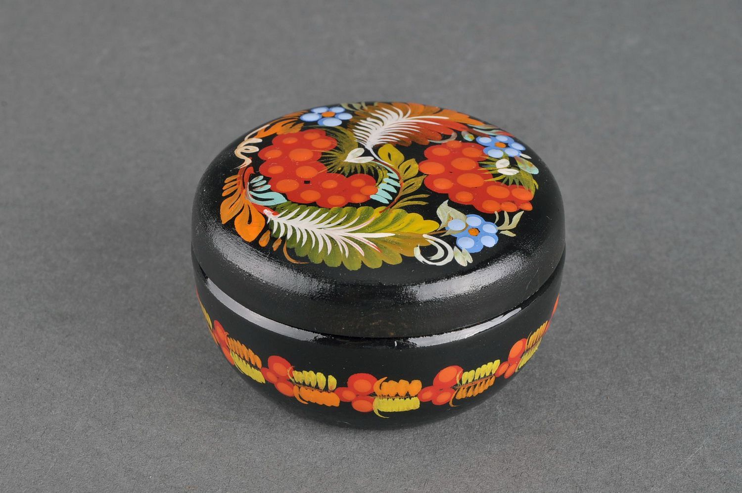 Round painted box made of linden wood photo 1