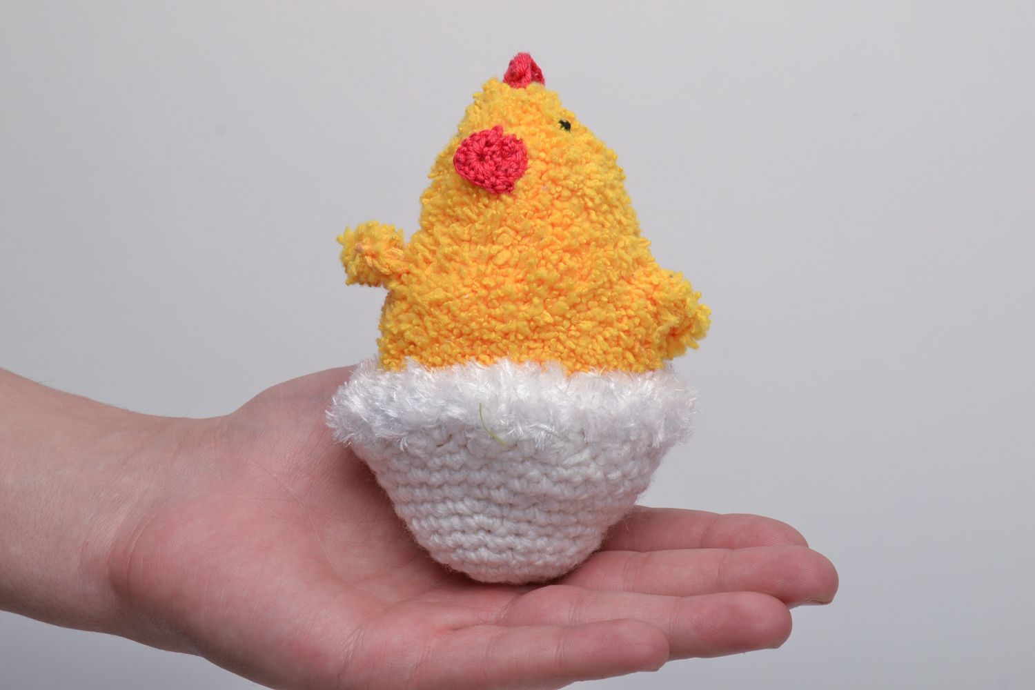 Мягкая вязаная игрушка в виде цыпленка в яйце  фото 5