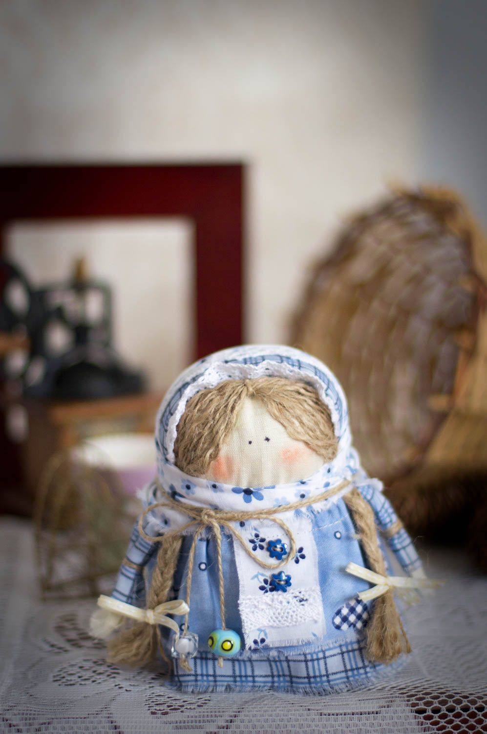 Кукла-оберег зерновушка ручной работы из ткани наполненная крупой красивая фото 1