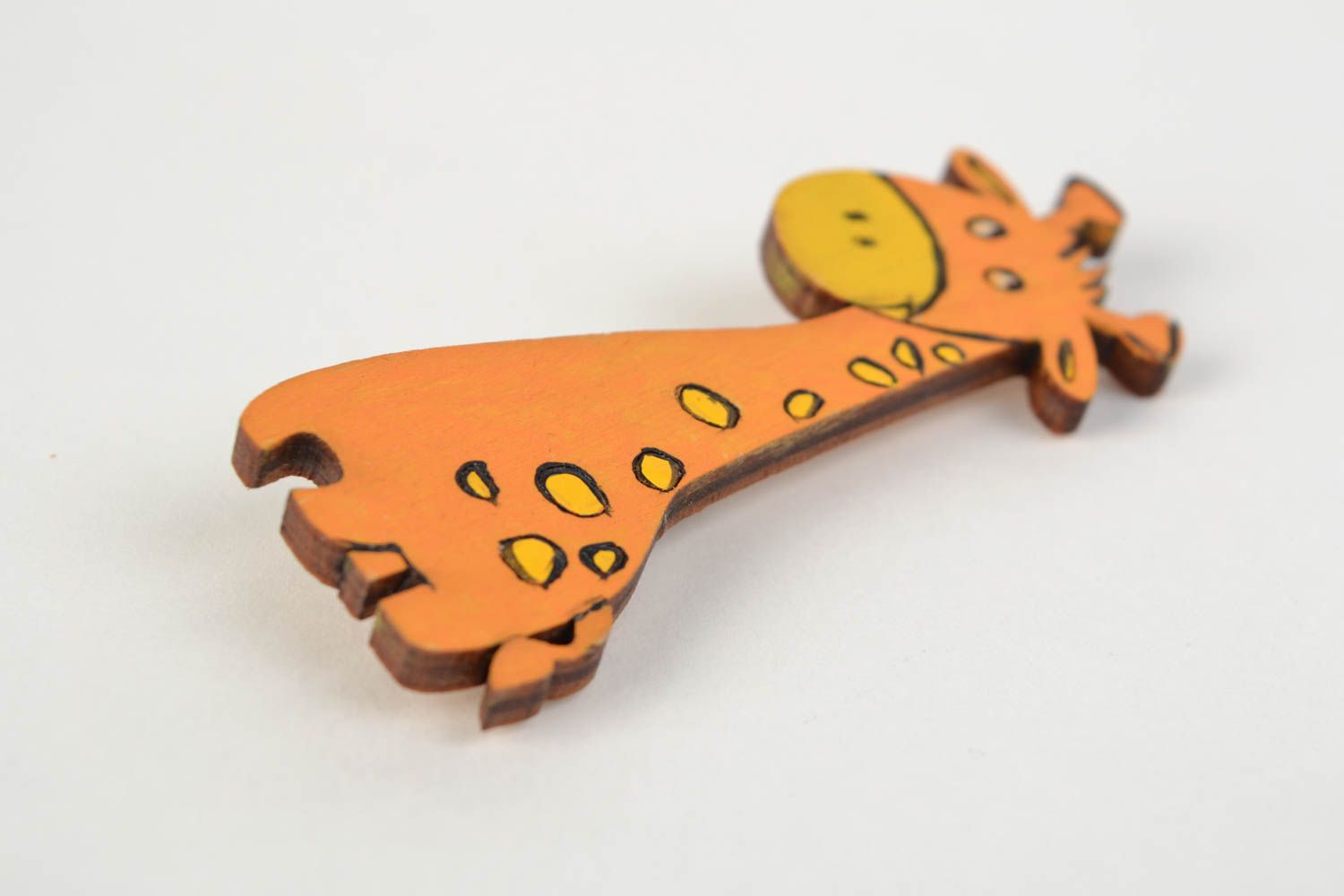 Broche de madera artesanal con forma de jirafa pintada con acrílicos foto 5