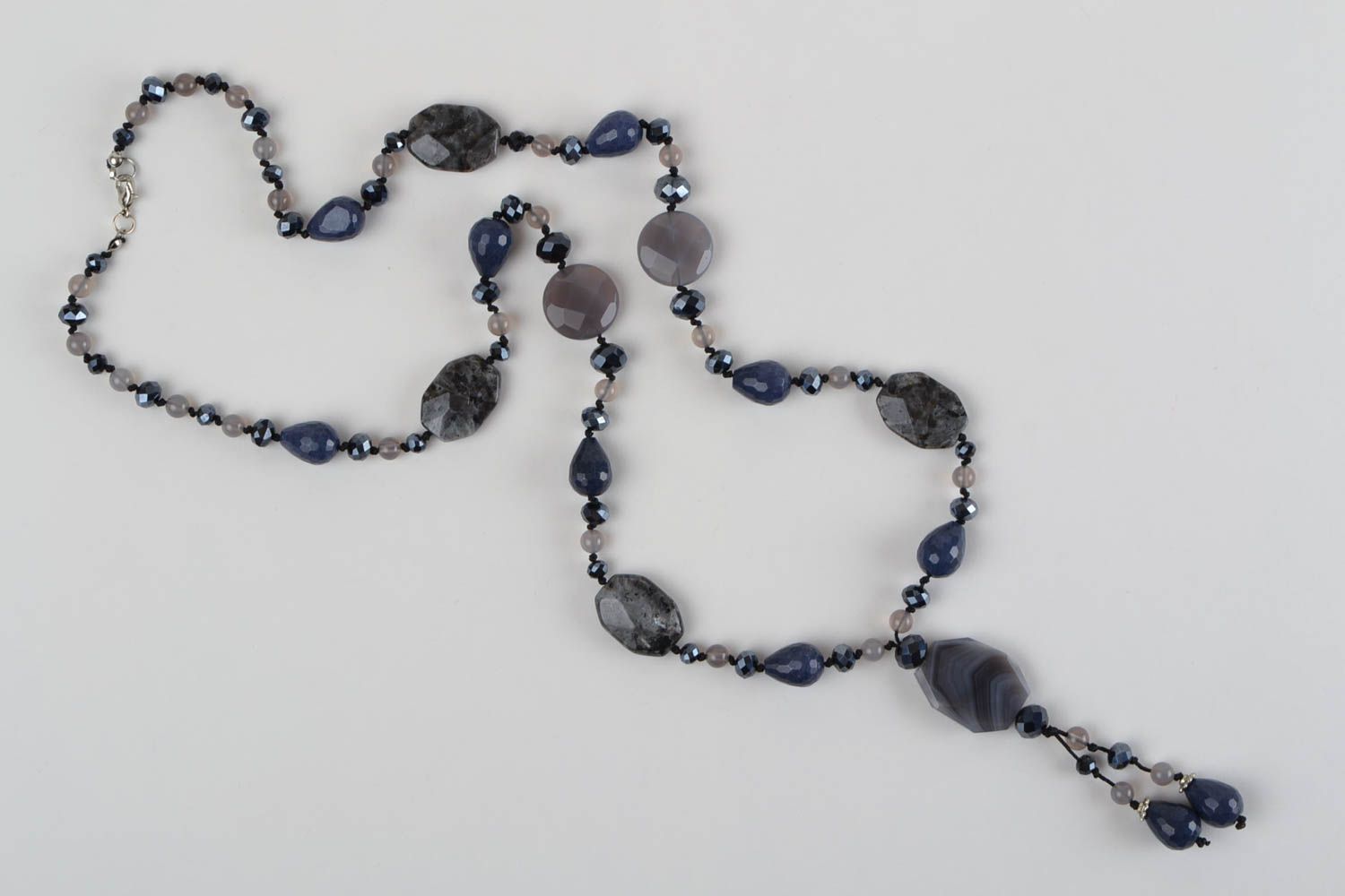 Langes Collier aus echten Steinen dunkelgrau schön handmade Schmuck für Frauen foto 2