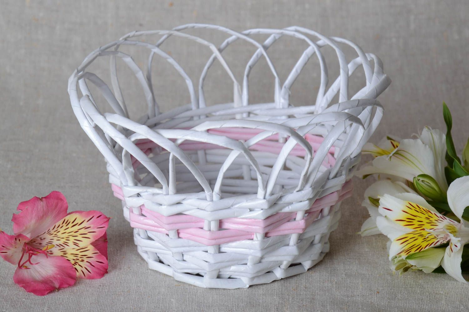 Плетеная вазочка для конфет из бумажной лозы белая ажурная красивая хэнд мейд фото 1