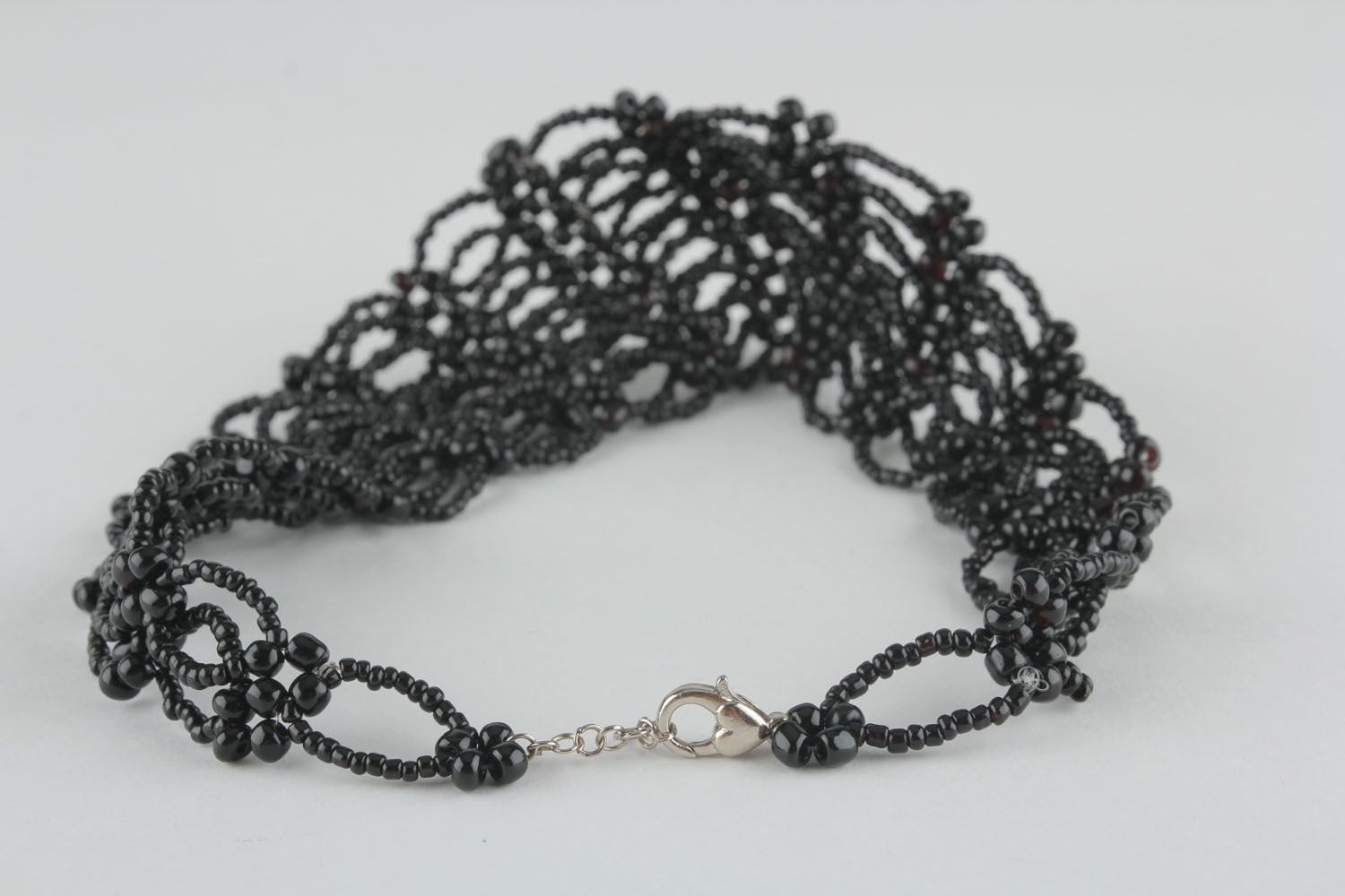 Collier de perles de rocaille noires artisanal photo 2